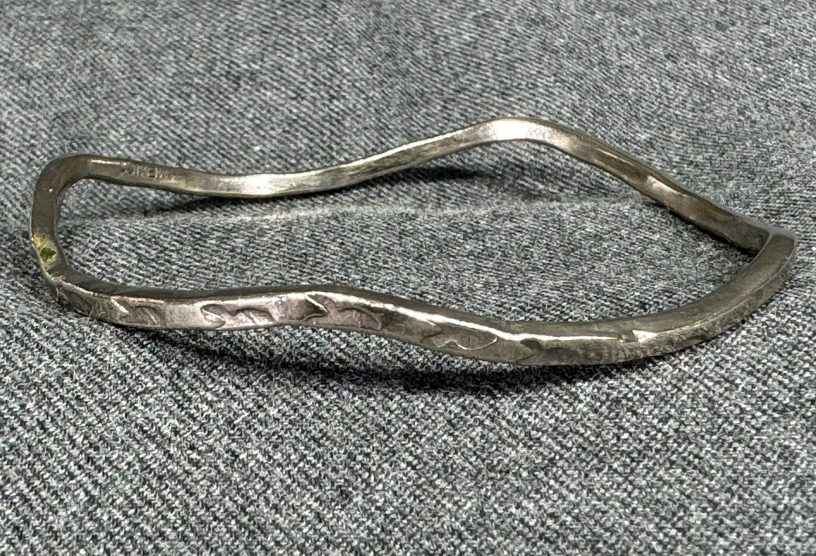 Vintage Mexican stamped whales? silvertone metal wavy bracelet bangle. (1 of 11)