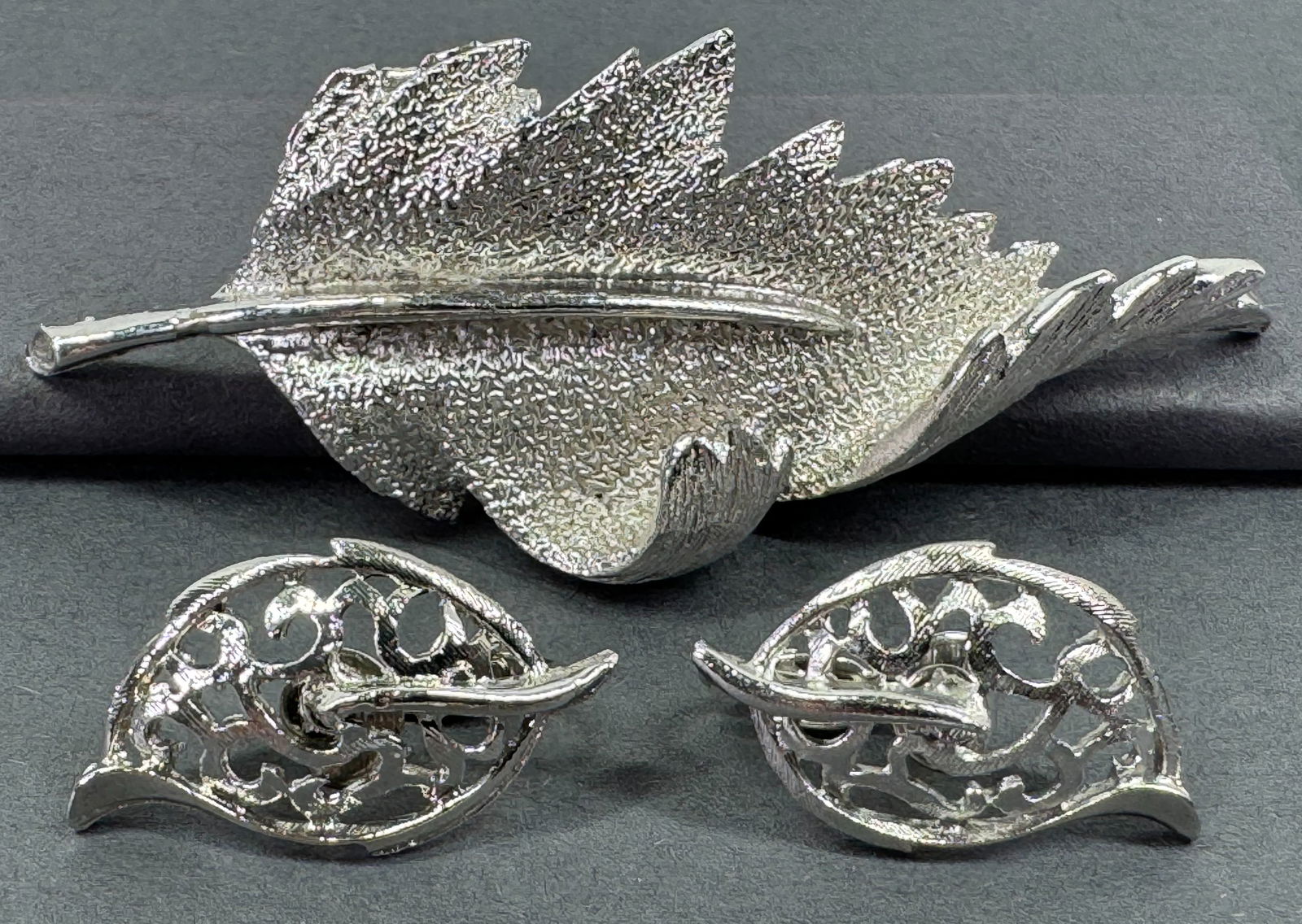 Vintage Coro Pegasus silvertone metal leaf pin brooch and unmarked clip on earrings.: Vintage Coro Pegasus silvertone metal leaf pin brooch and unmarked clip on earrings. Brooch is marked. For measures please refer to the pictures taken with a measuring tape. Weight: 32 Grams. This is