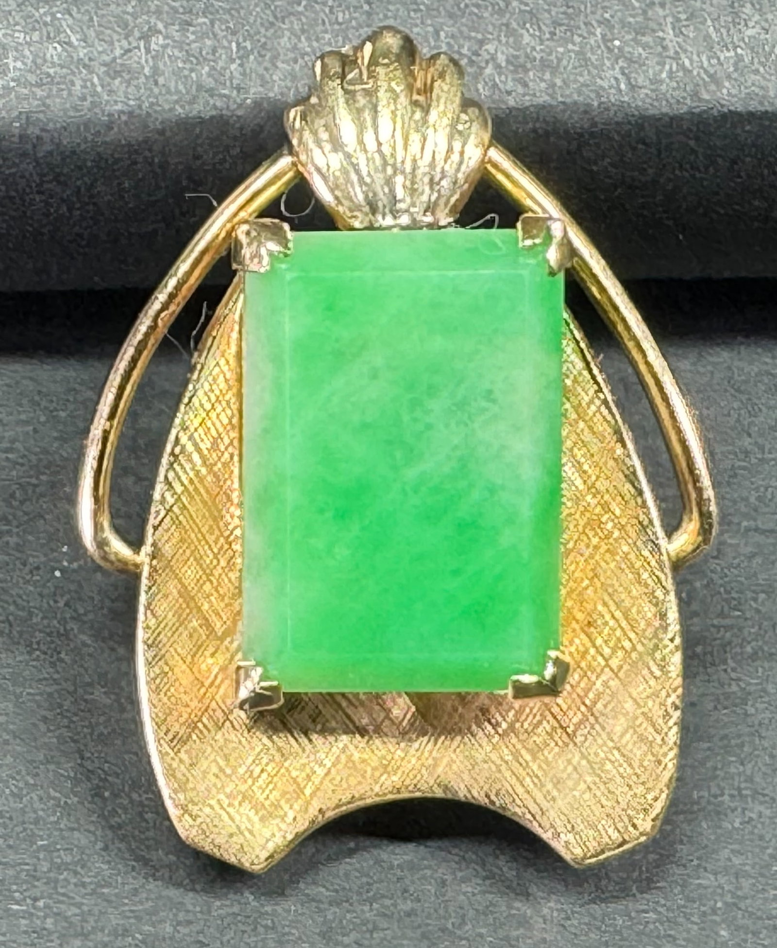 Vintage green jade brushed & polished 14K yellow gold pin brooch. (1 of 7)