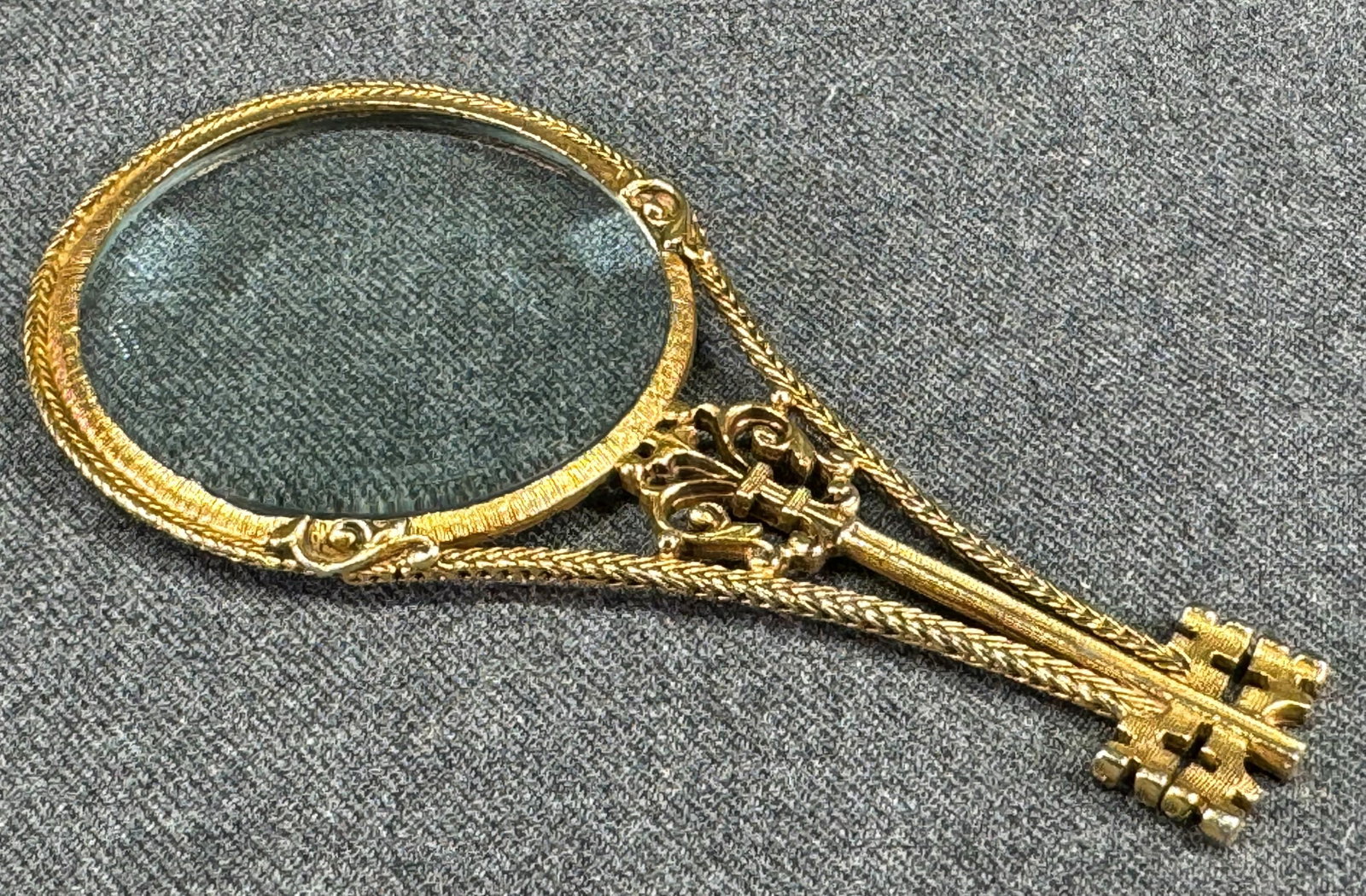 Vintage Florenza goldtone metal magnifying glass: Vintage Florenza goldtone metal magnifying glass. Marked. For measures please refer to the pictures taken with a measuring tape. Weight: 45 Grams. This is a NO RESERVE AUCTION: there are no hidden or 
