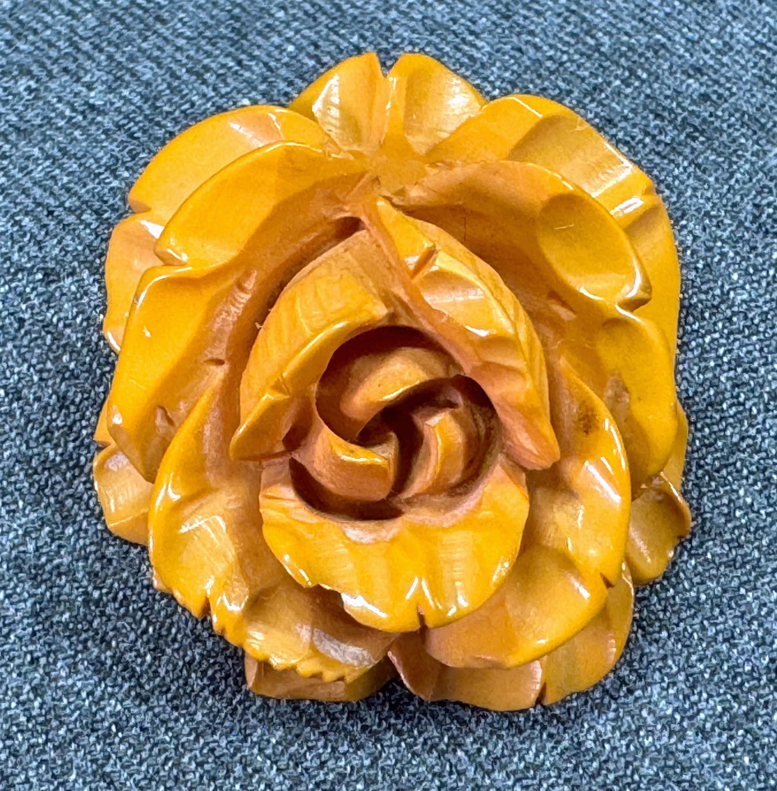 Vintage carved butterscotch bakelite rose flower pendant. (1 of 7)