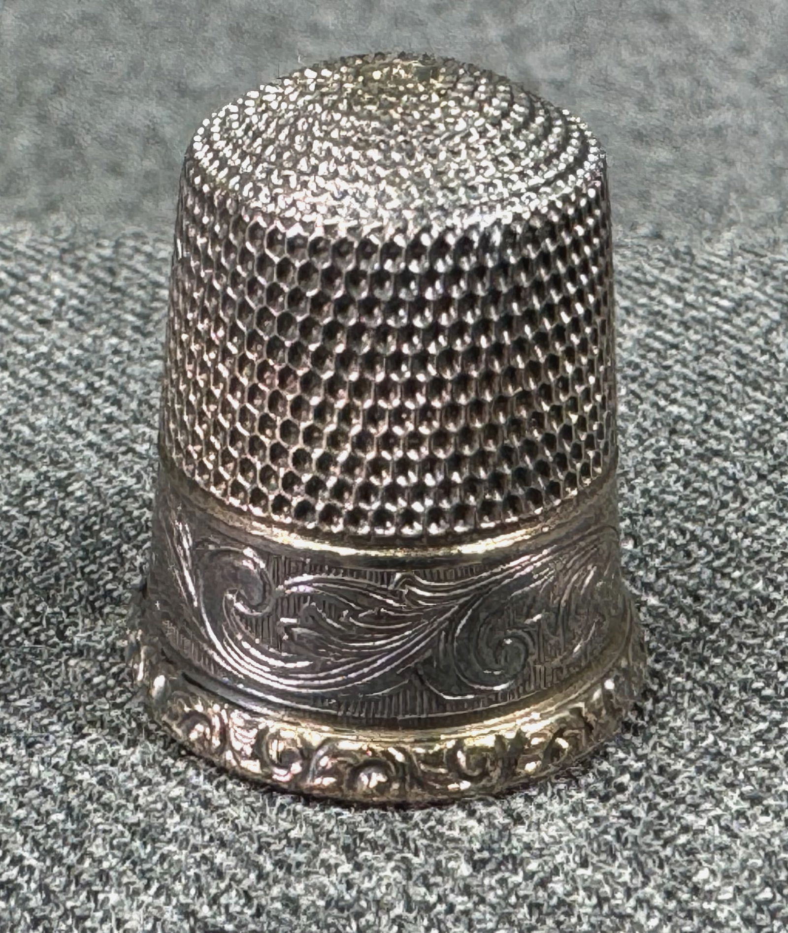 Vintage Simons Bros sterling silver & 14K thimble. Size 11 (1 of 11)
