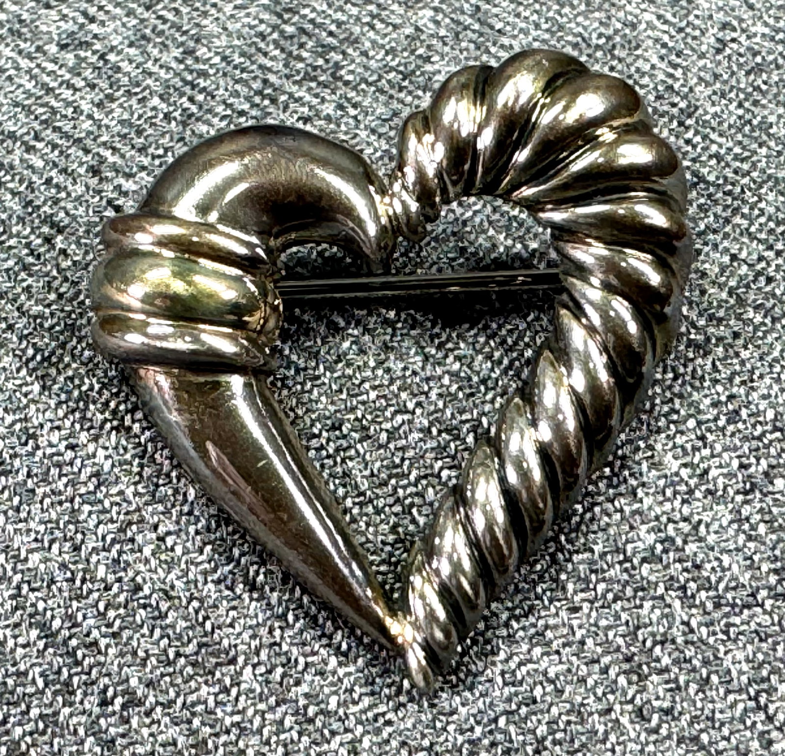 David Yurman Sterling Silver & 14K Yellow Gold Cable Heart Pin Brooch: David Yurman Sterling Silver & 14K Yellow Gold Cable Heart Pin Brooch. Marked. For measures please refer to the pictures taken with a measuring tape. Weight: 5.25 Grams. This is a NO RESERVE AUCTION: 