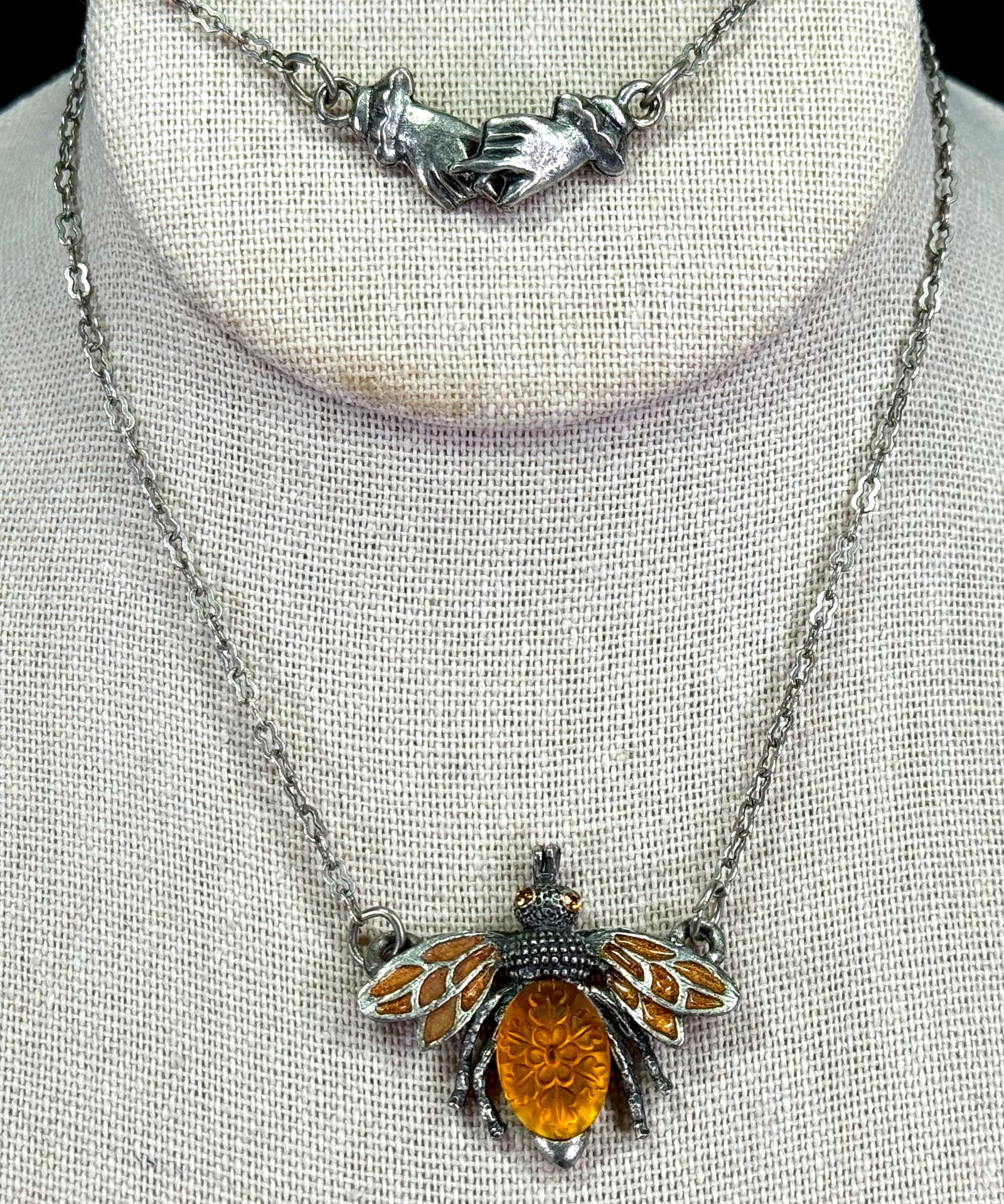 Vintage Mary de Marco jeweled & eanemel silvertone metal bee necklace: Vintage Mary de Marco jeweled & eanemel silvertone metal bee necklace. Marked. Hands shaped clasp closure. For measures please refer to the pictures taken with a measuring tape. Weight: 11 Grams. This
