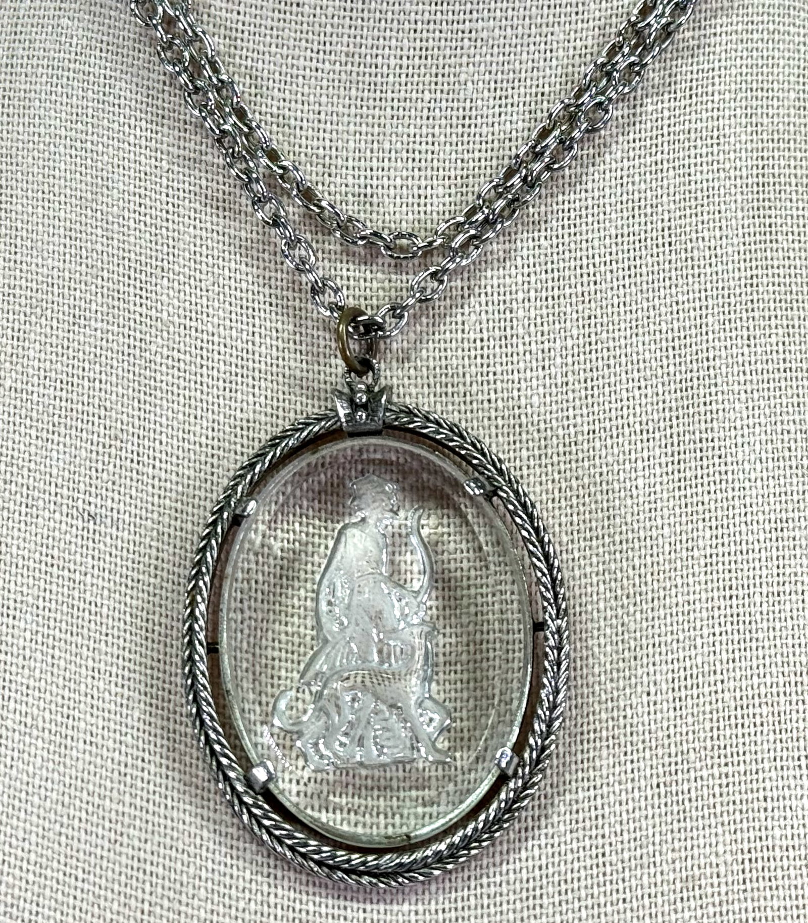 Vintage 70s Avon Goddess Diana Intaglio Glass and Silvertone Chain Strap Necklace.: Vintage 70s Avon Goddess Diana Intaglio Glass and Silvertone Chain Strap Necklace. Marked. For measures please refer to the pictures taken with a measuring tape. Weight: 27 Grams. This is a NO RESERVE