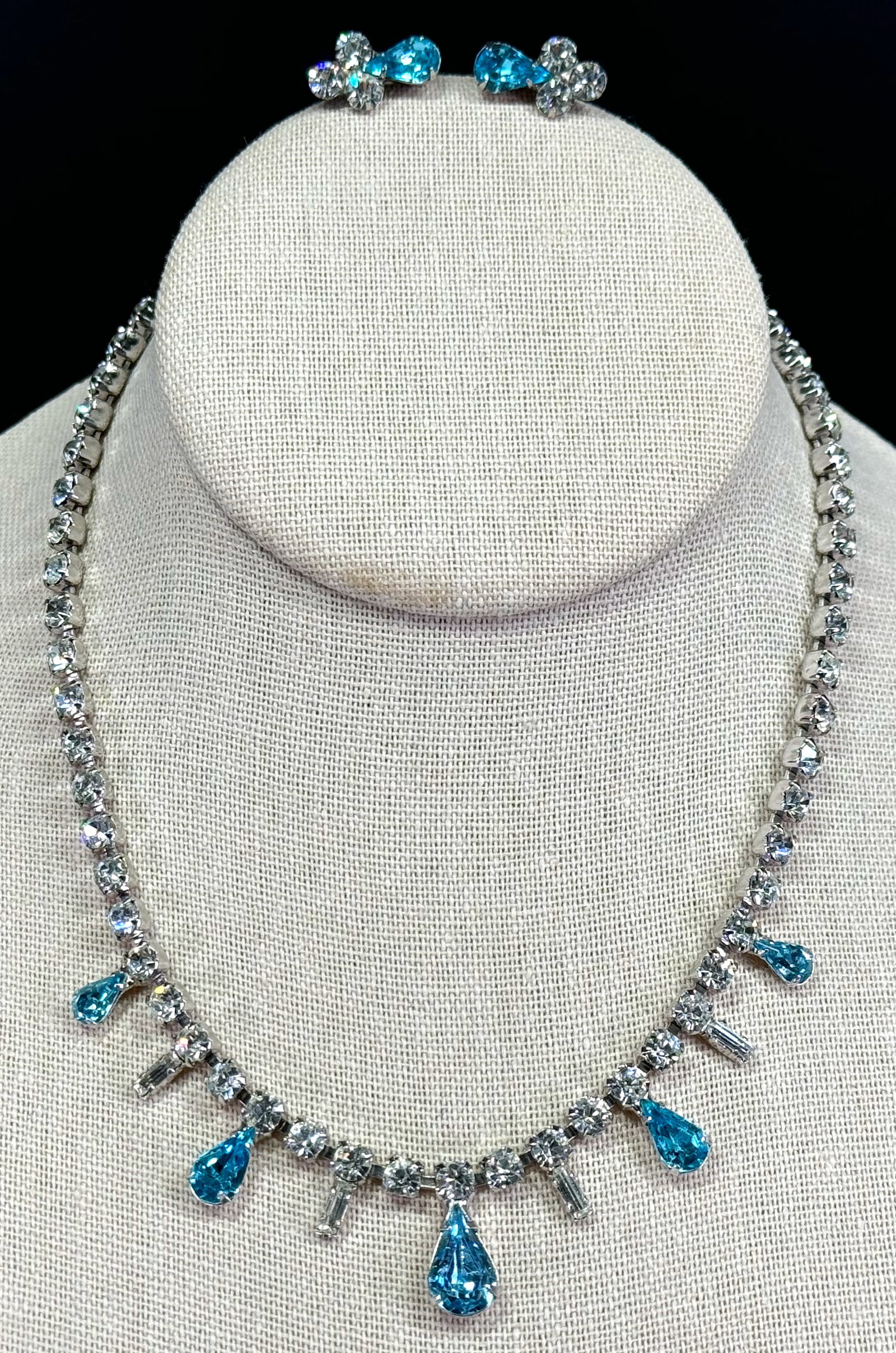 Vintage clear & turquoise crystals silvertone metal choker necklace and screw back earrings.: Vintage clear & turquoise crystals silvertone metal choker necklace and screw back earrings. Unmarked. For measures please refer to the pictures taken with a measuring tape. Weight: 25 Grams. This is 