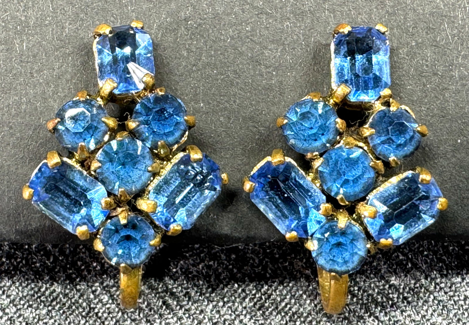 Vintage Czech blue crystals goldtone metal screw back earrings.: Vintage Czech blue crystals goldtone metal screw back earrings. Marked. For measures please refer to the pictures taken with a measuring tape. Weight: 4 Grams. This is a NO RESERVE AUCTION: there are 