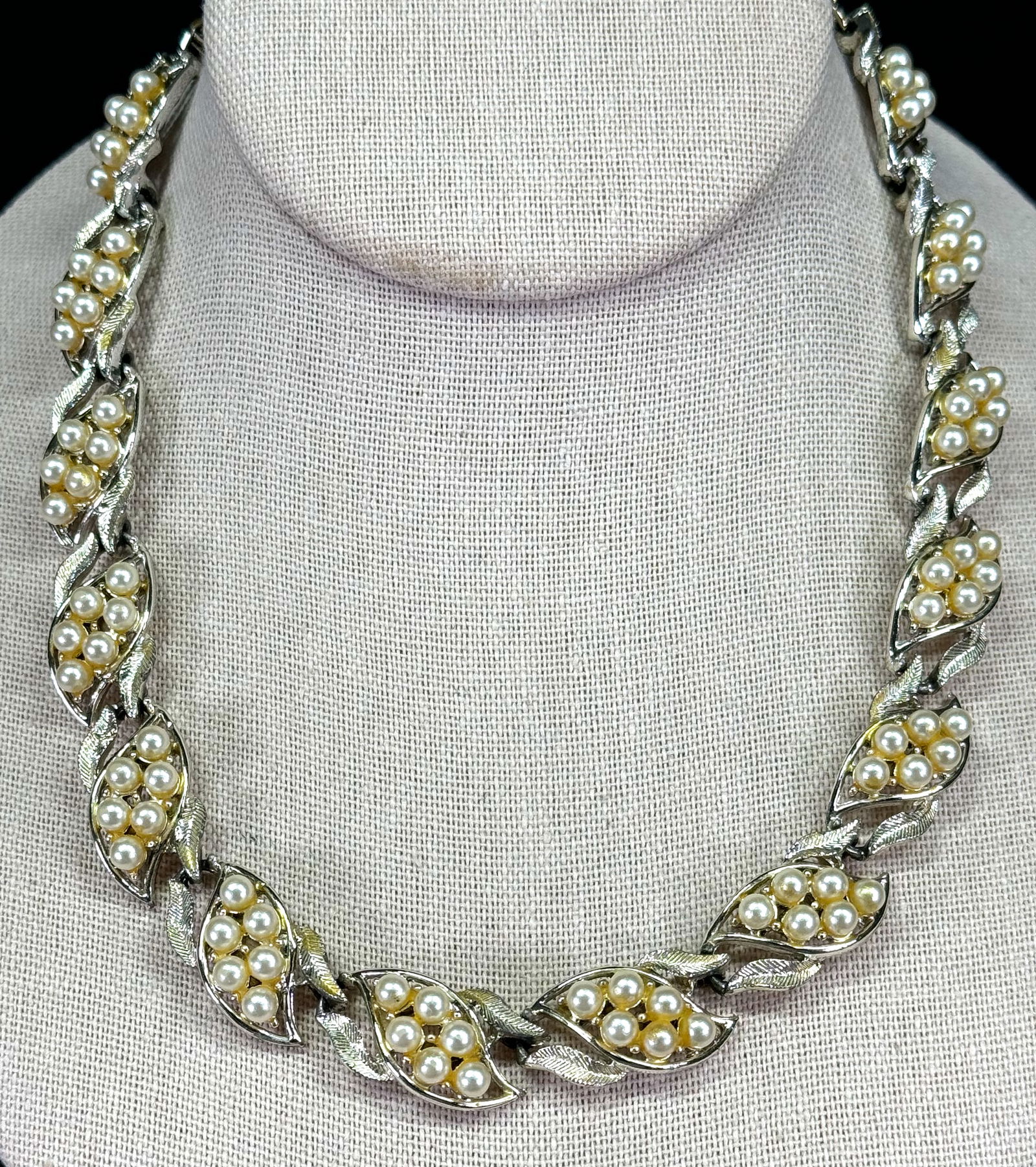Vintage Coro faux pearls goldtone metal leaves collar necklace.: Vintage Coro faux pearls goldtone metal leaves collar necklace. Unmarked. For measures please refer to the pictures taken with a measuring tape. Weight: 48 Grams. This is a NO RESERVE AUCTION: there a