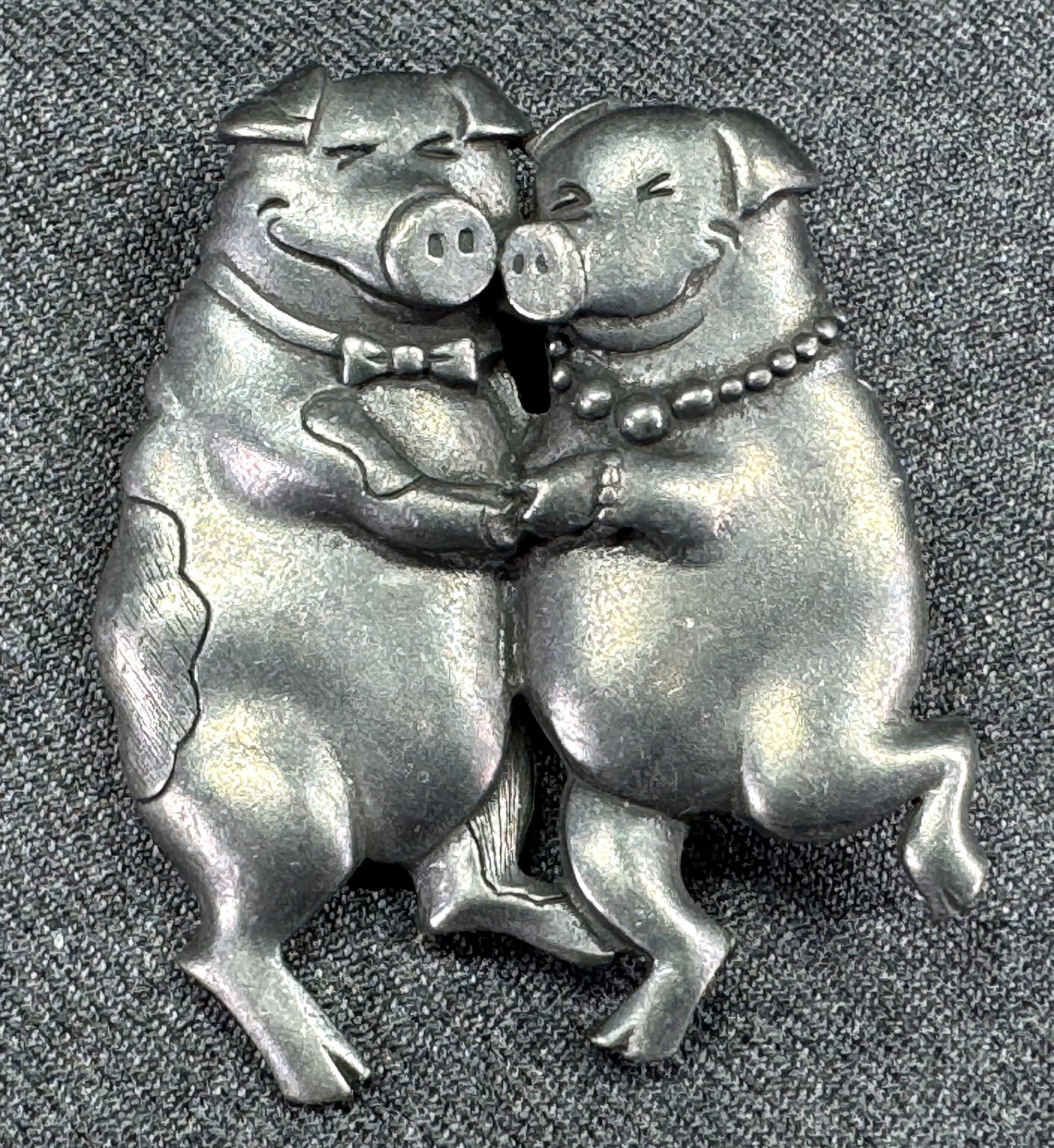 Vintage native american red & blue beaded screw back earrings.: Vintage pewter dancing pigs pin brooch. Unmarked. For measures please refer to the pictures taken with a measuring tape. Weight: 21 Grams. This is a NO RESERVE AUCTION: there are no hidden or confiden