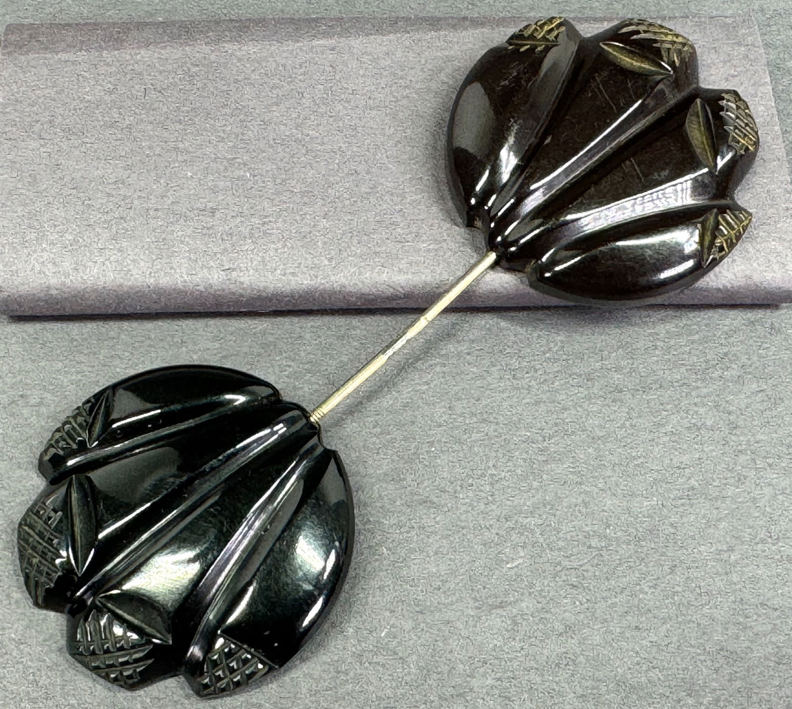 Vintage art deco carved flower brown & black bakelite (tested) jabot pin.: Vintage art deco carved flower brown & black bakelite (tested) jabot pin. Unmarked. For measures please refer to the pictures taken with a measuring tape. Weight: 14 Grams. This is a NO RESERVE AUCTIO