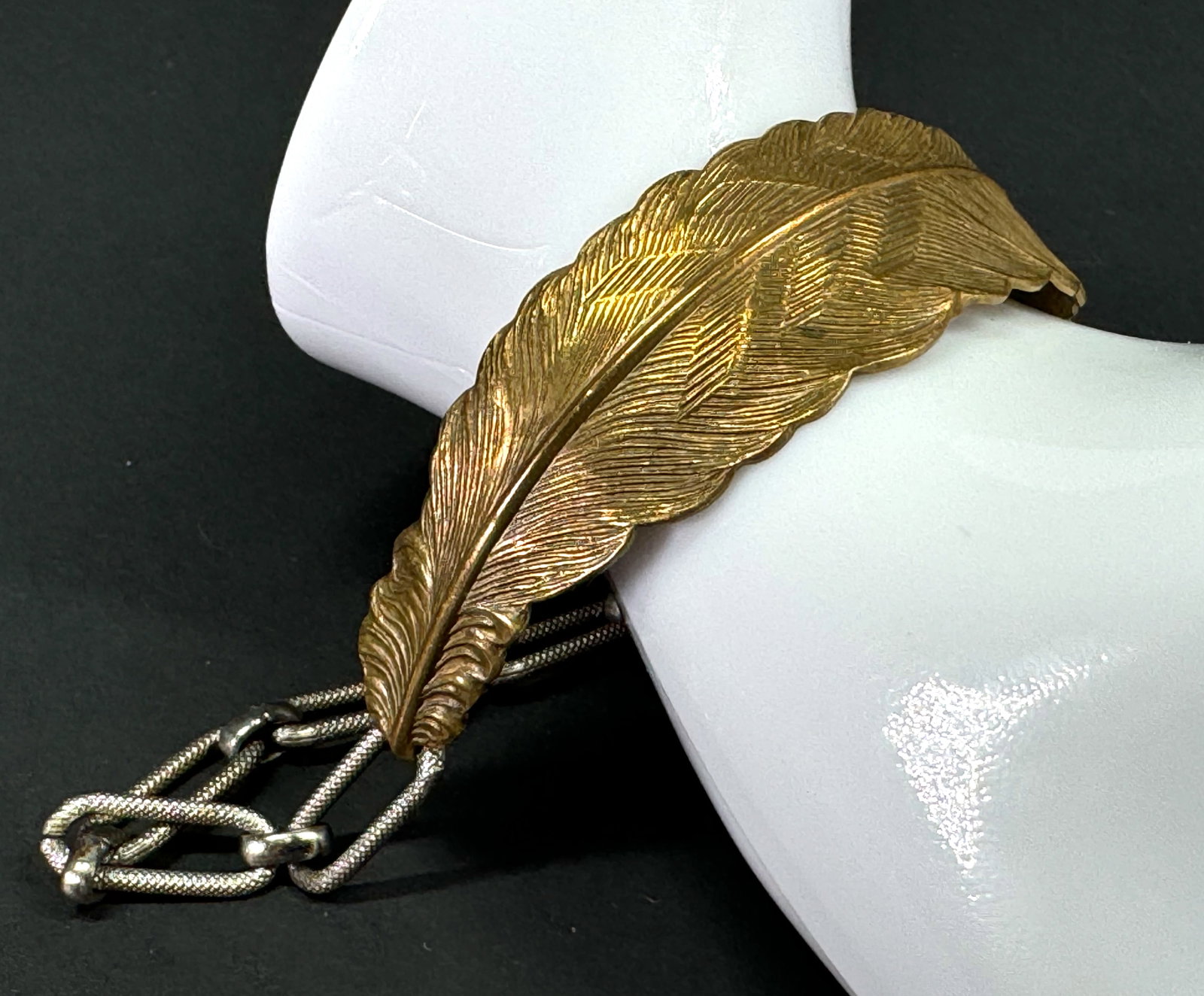 Vintage Erica Weiner goldtone metal feather silvertone chain bracelet.: Vintage Erica Weiner goldtone metal feather silvertone chain bracelet. Marked. For measures please refer to the pictures taken with a measuring tape. Weight: 11 Grams. This is a NO RESERVE AUCTION: th