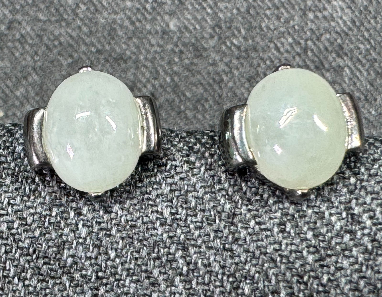 Green jade cab sterling silver stud earrings.: Green jade cab sterling silver stud earrings. Marked 925 and an unreadable mark. For measures please refer to the pictures taken with a measuring tape. Weight: 3.59 Grams. This is a NO RESERVE AUCTION