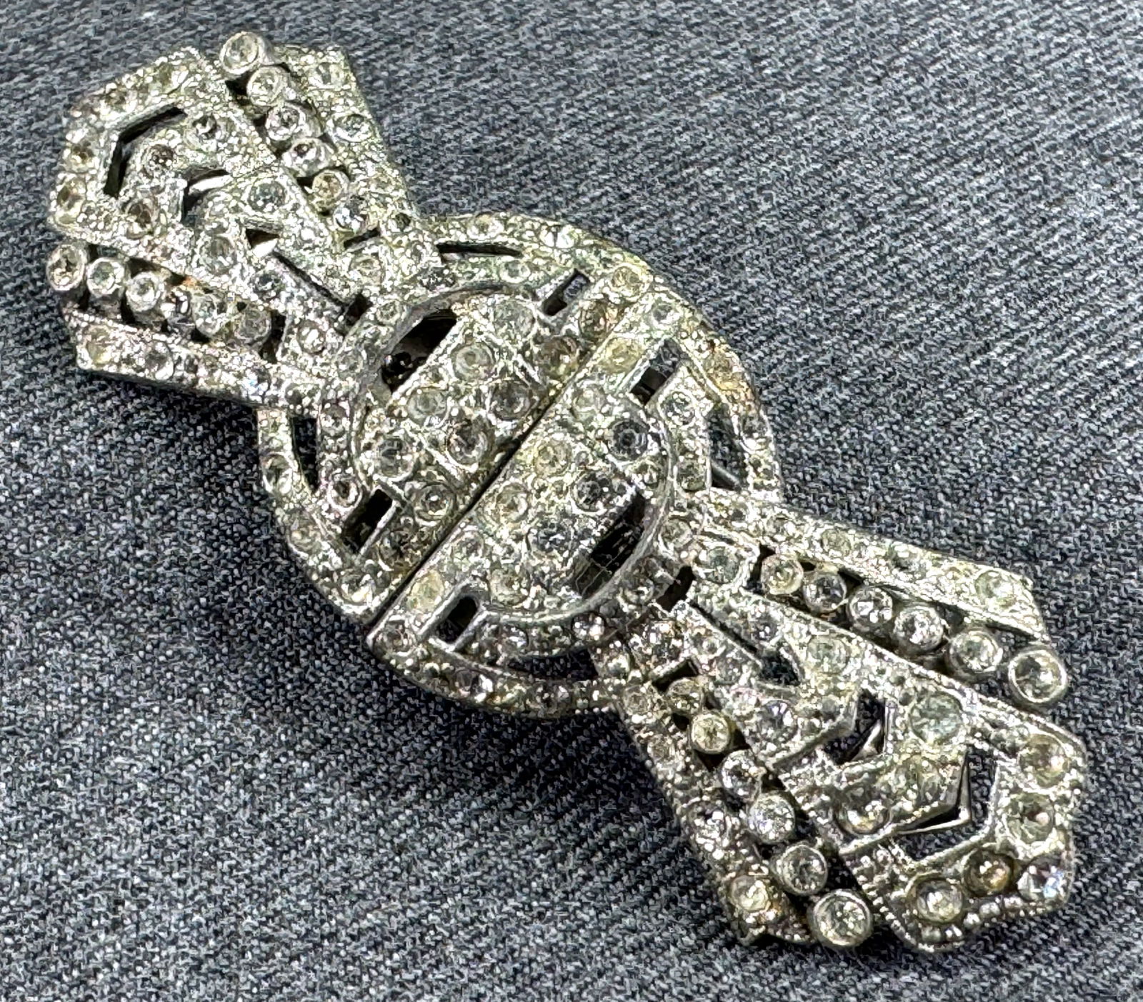 Vintage Coro Duette clear rhinestones silvertone metal fur clips pin brooch. Marked.: Vintage Coro Duette clear rhinestones silvertone metal fur clips pin brooch.Marked. For measures please refer to the pictures taken with a measuring tape. Weight: 23 Grams. This is a NO RESERVE AUCTIO