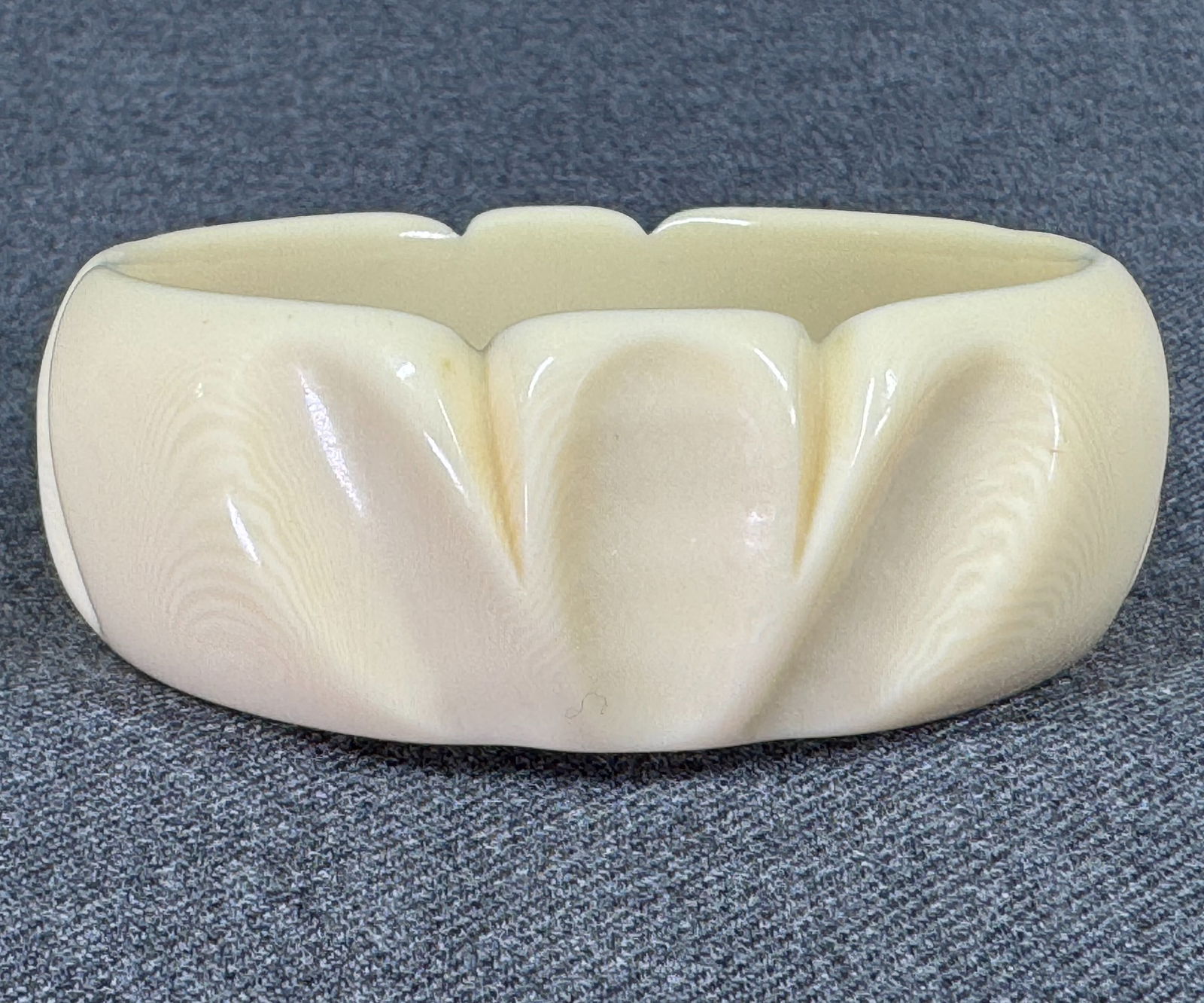Vintage carved creamy plastic bracelet bangle. (1 of 9)