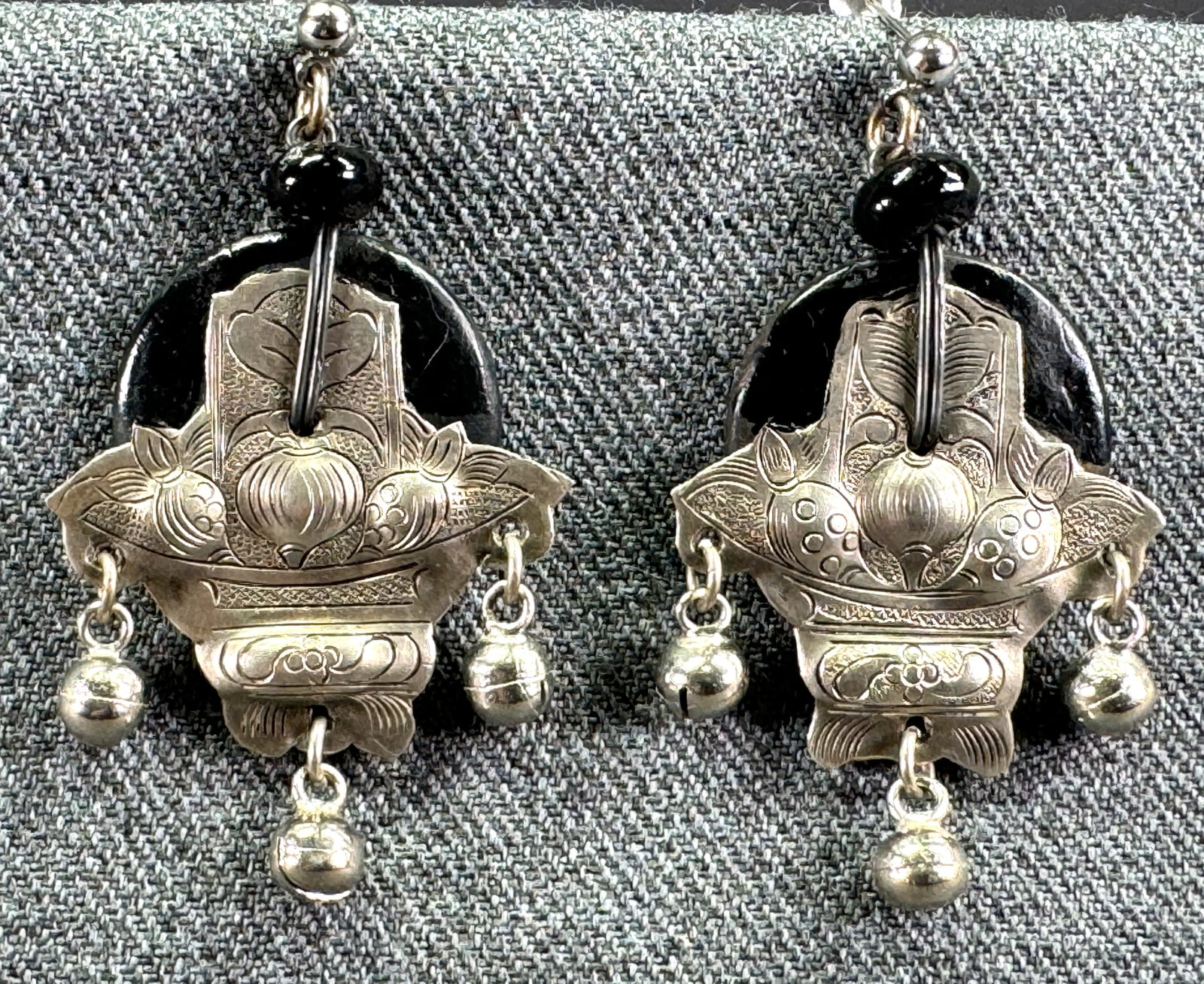 Vintage boho ethnic style engraved silvertone metal black wood & glass stud earrings: Vintage boho ethnic style engraved silvertone metal black wood & glass stud earrings. unmarked. For measures please refer to the pictures taken with a measuring tape. Weight: 10 Grams. This is a NO RE