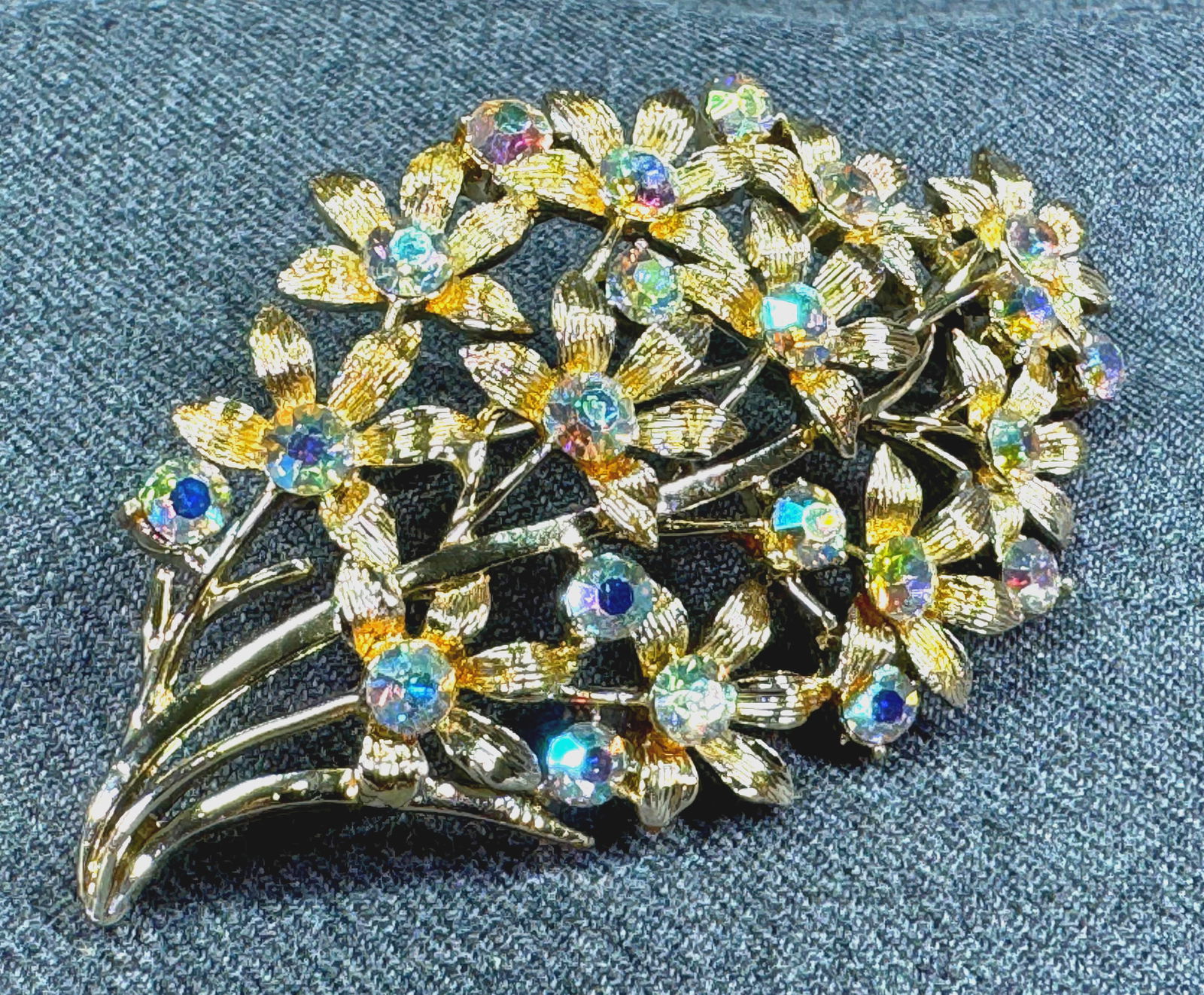 Vintage Coro Pegasus AB crystals goldtone flowers bouquet pin brooch: Vintage Coro Pegasus AB crystals goldtone flowers bouquet pin brooch. Marked. For measures please refer to the pictures taken with a measuring tape. Weight: 20 Grams. This is a NO RESERVE AUCTION: the