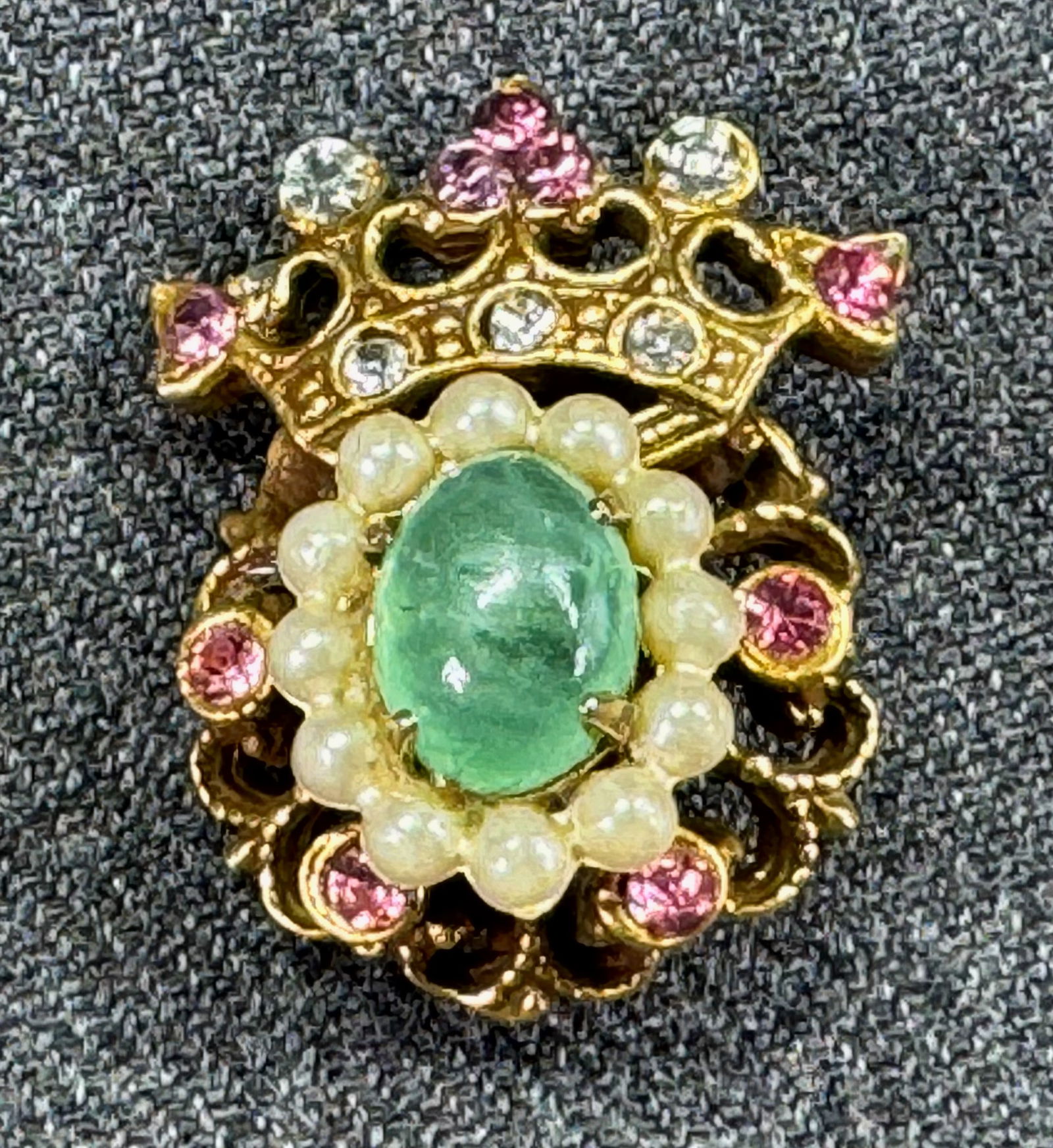 Vintage Coro jeweled flower & crown shield pin brooch: Vintage Coro jeweled flower & crown shield pin brooch. Marked. For measures please refer to the pictures taken with a measuring tape. Weight: 8 Grams. This is a NO RESERVE AUCTION: there are no hidden