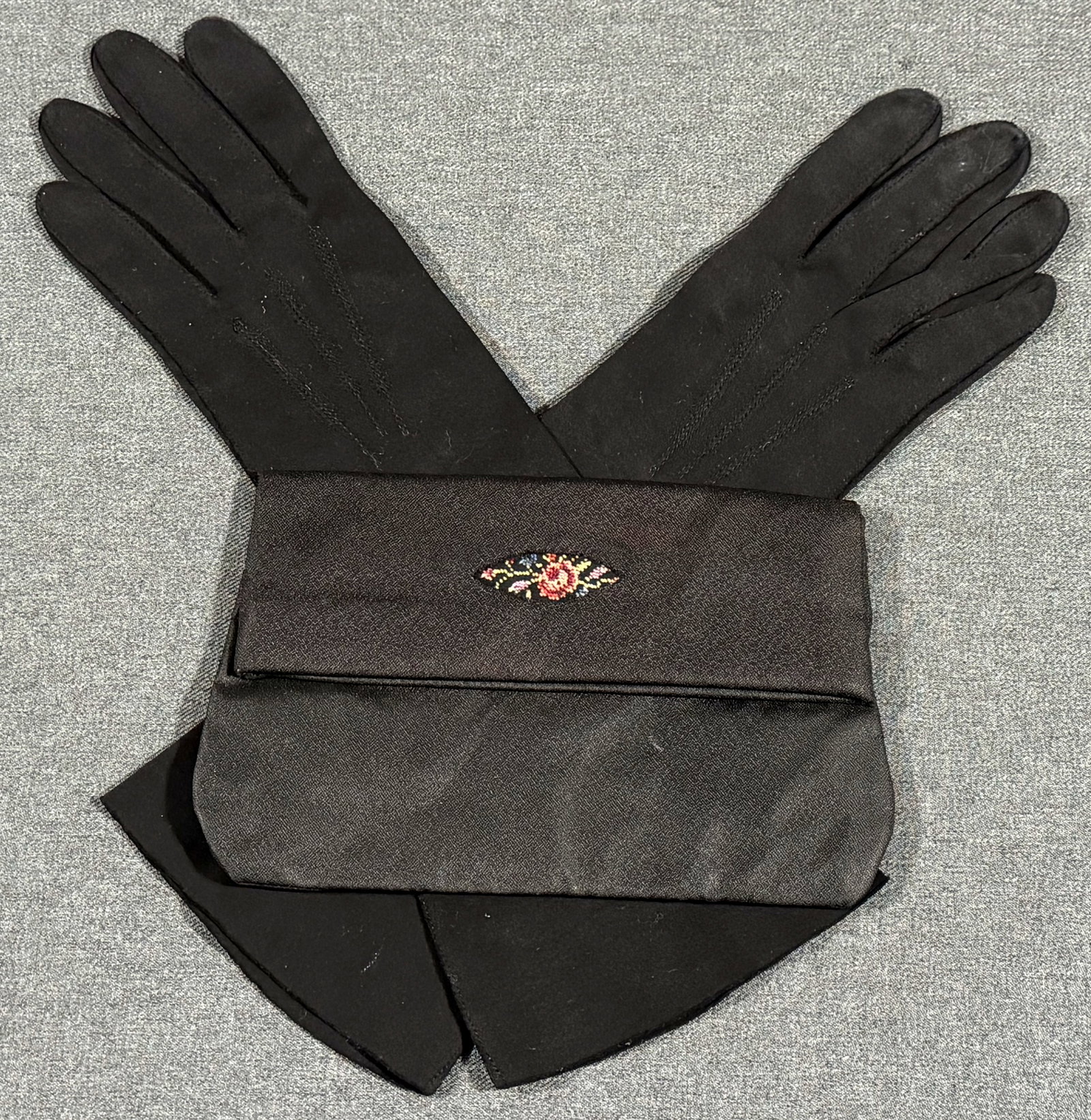 Vintage embroidery flowers applique black clutch purse & Crescendo long gloves: Vintage embroidery flowers applique black clutch purse & Crescendo leather tailored long gloves. Size 7 1/2. Gloves are marked. Purse is unmarked. For measures please refer to the pictures taken with 