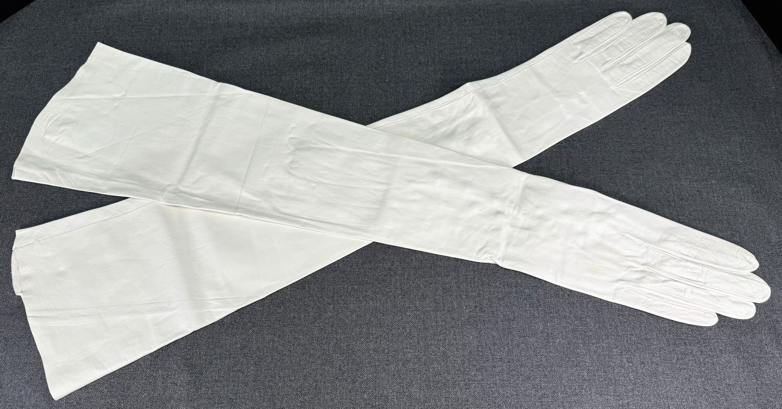 Vintage pearly buttons white leather long gloves. 27 inches long . Size 7 (1 of 16)