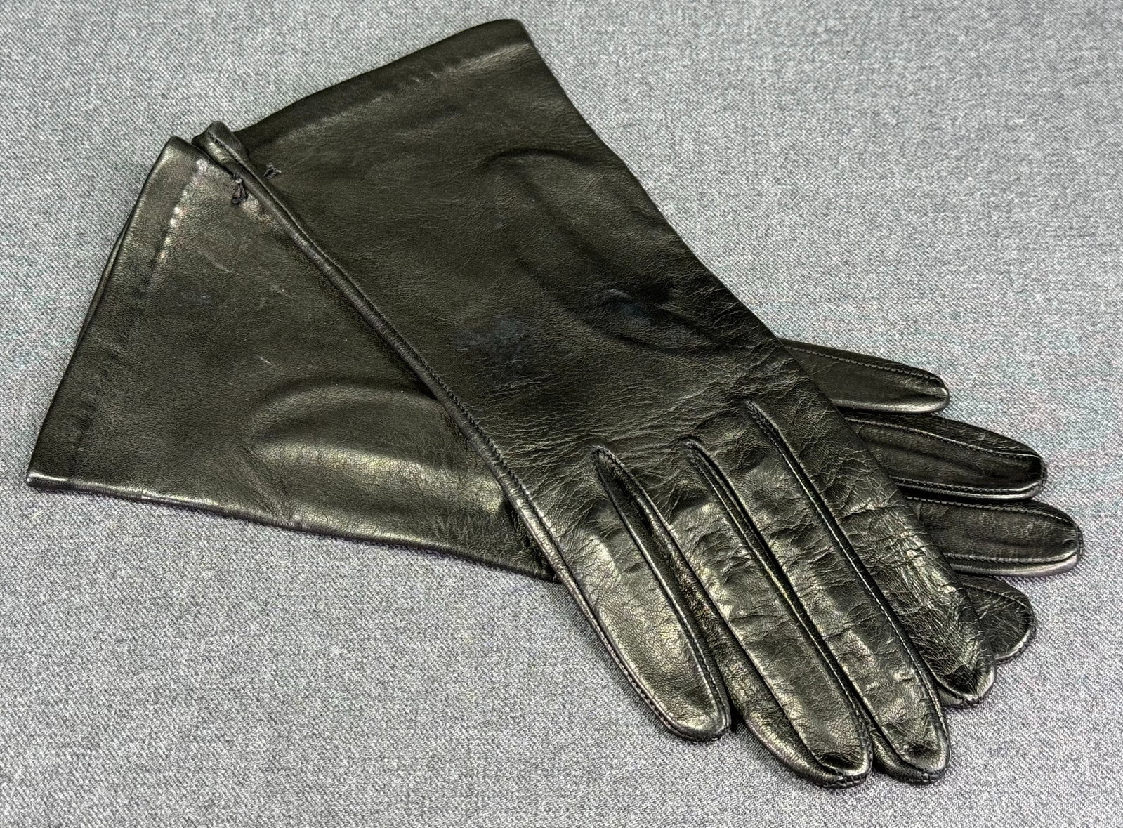 Vintage Saks Fifth Ave silk lining genuine black leather Made in Italy gloves. Unused. Size 8: Vintage Saks Fifth Ave silk lining genuine black leather Made in Italy gloves. Unused. Size 8. Fabric labels. For measures please refer to the pictures taken with a measuring tape. This is a NO RESERV