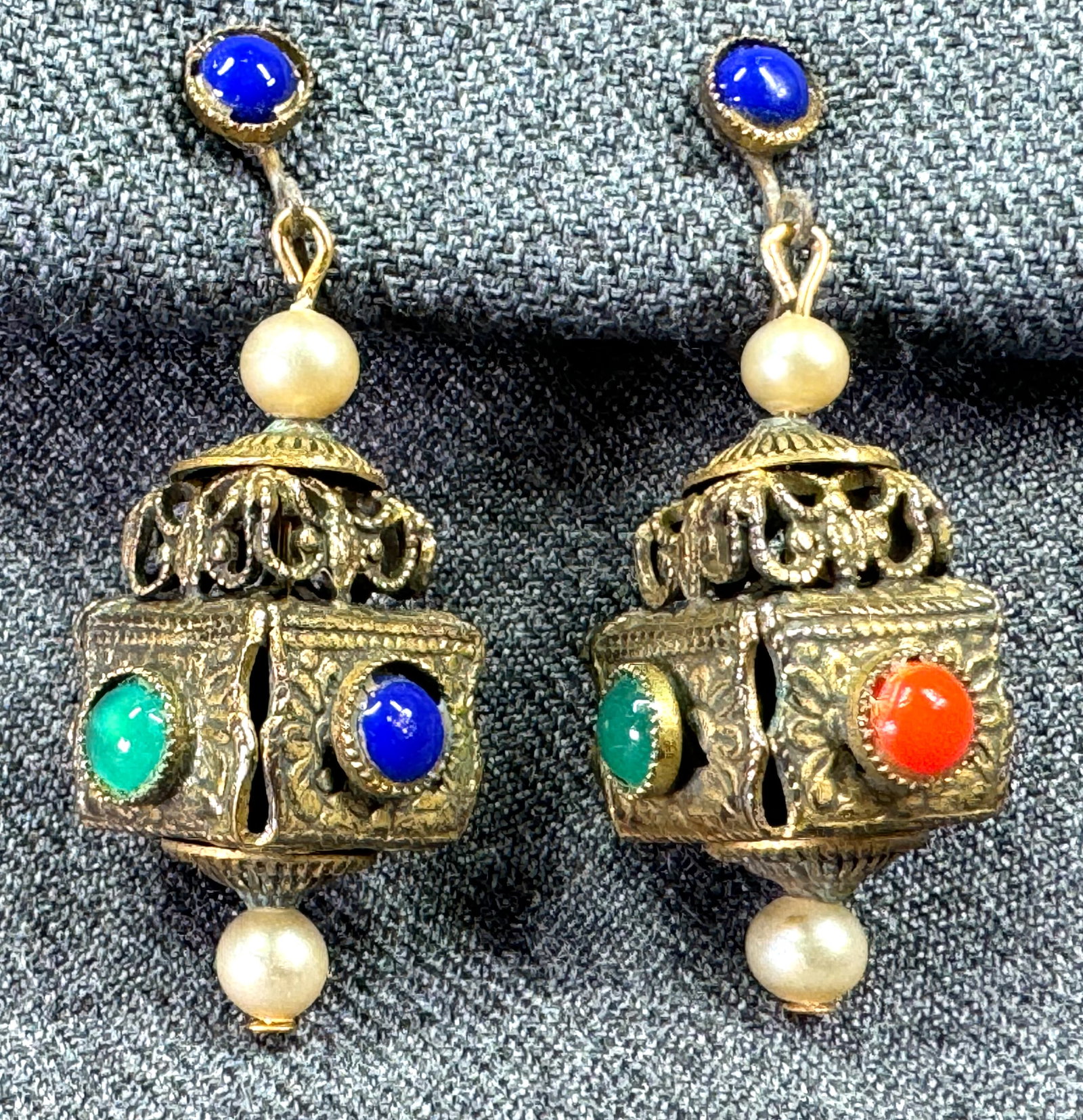 Antique Czech color glass cabs & faux pearls filigree goldtone metal dangle screw back earrings: Antique Czech color glass cabs & faux pearls filigree goldtone metal dangle screw back earrings. Unmarked. For measures please refer to the pictures taken with a measuring tape. Weight: 12 Grams. This