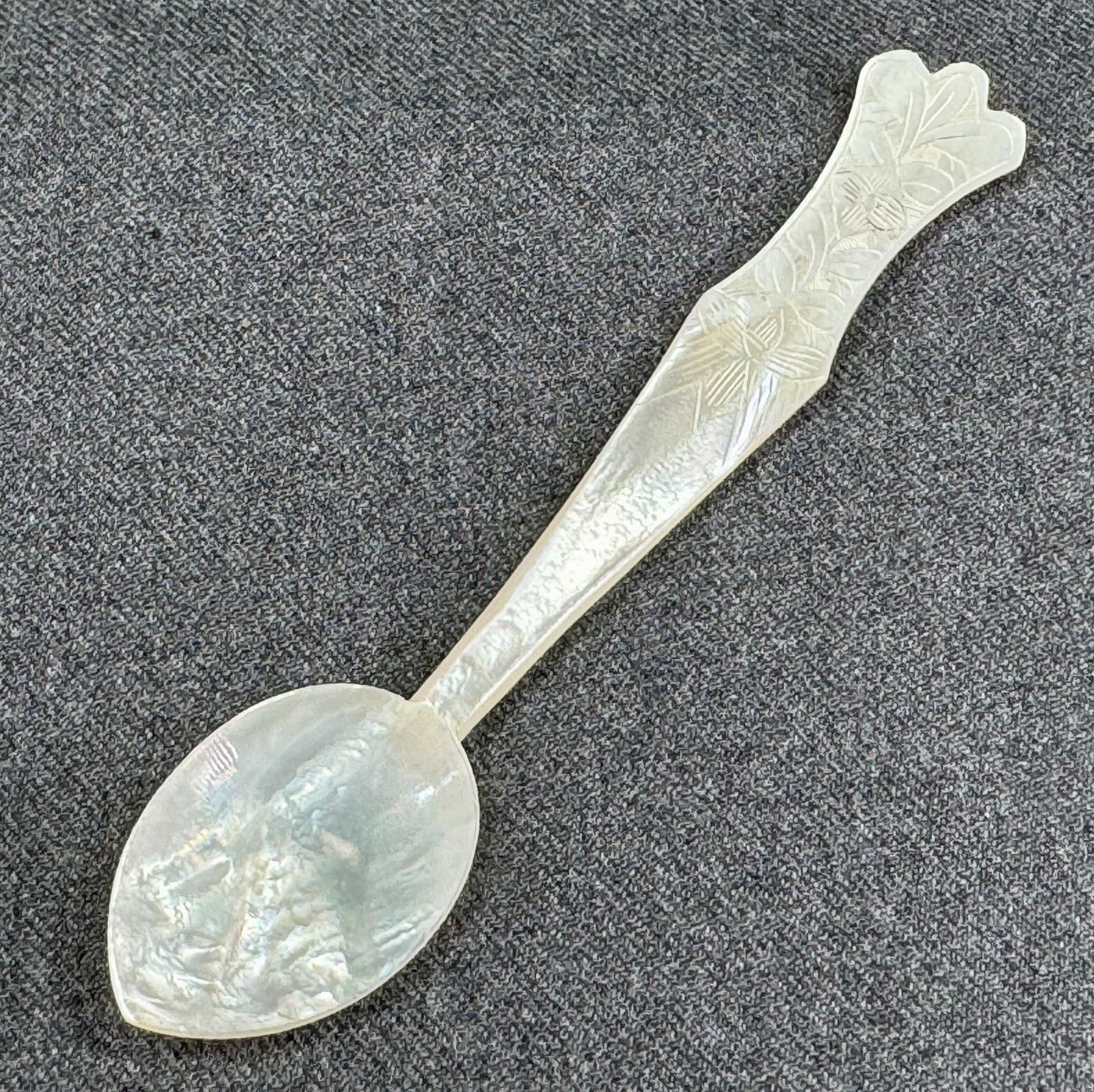 Antique Chinese engraved mother of pearl caviar spoon (1 of 9)