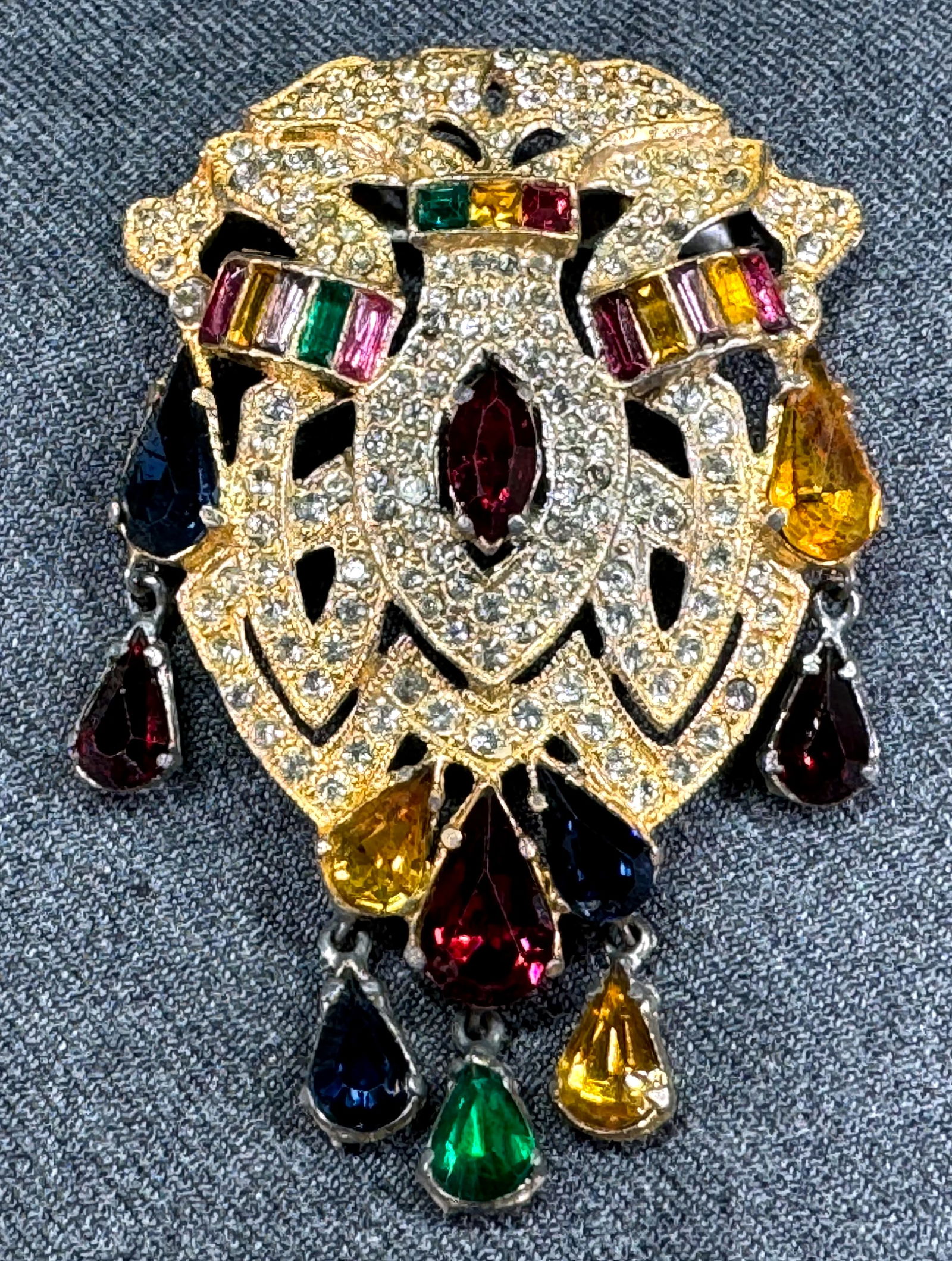 Vintage devant de corsage color & clear crystals goldtone pot metal pin brooch with dangles. (1 of 11)