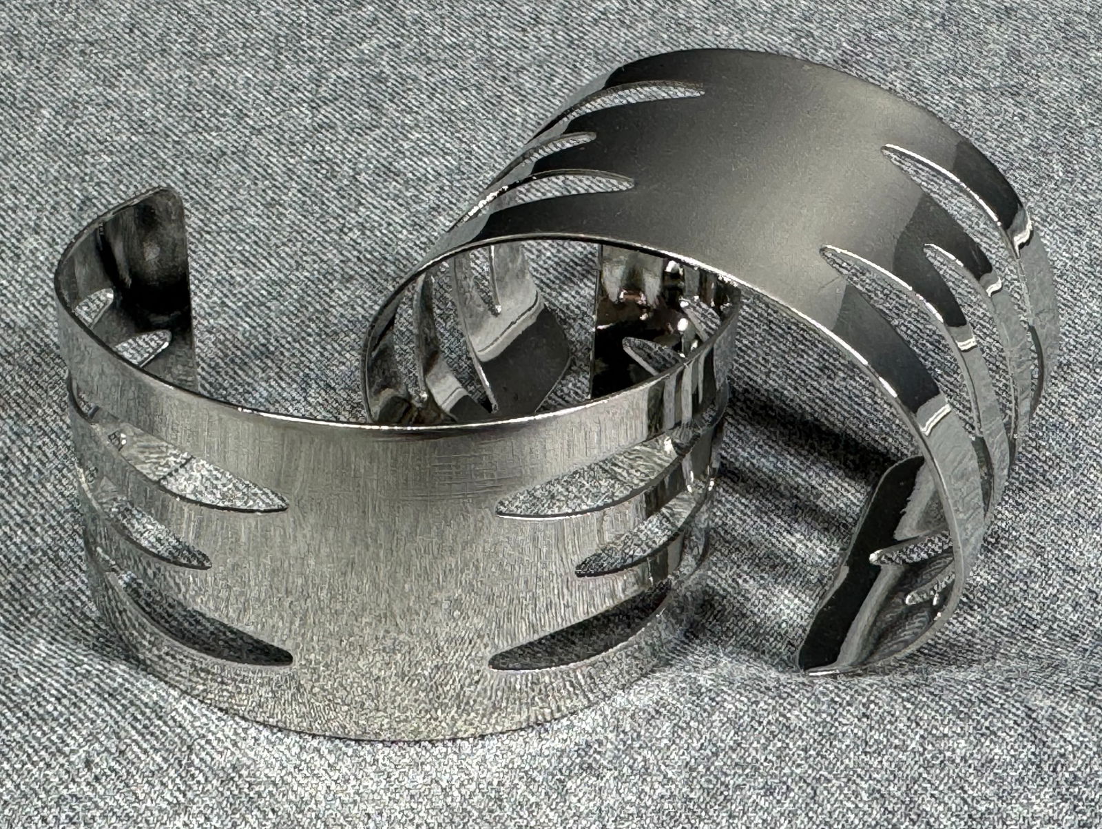 Modern style chromed metal cuff bracelets. Lot of 2.: Modern style chromed metal cuff bracelets. Lot of 2. Unmarked. For measures please refer to the pictures taken with a measuring tape. Weight: 53 Grams. This is a NO RESERVE AUCTION: there are no hidde