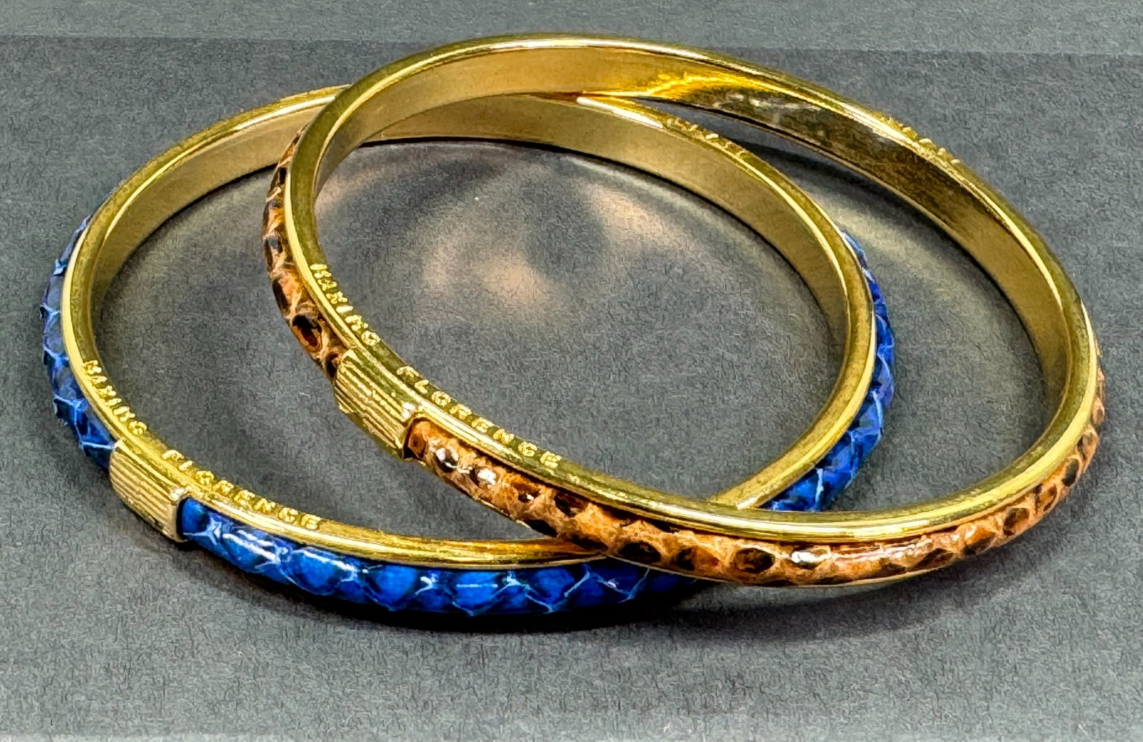 Vintage Maximo Florence blue and beige goldtone metal bracelet bangles.: Vintage Maximo Florence blue and beige goldtone metal bracelet bangles. Marked. For measures please refer to the pictures taken with a measuring tape. Weight: 30 Grams. Grams. This is a NO RESERVE AUC