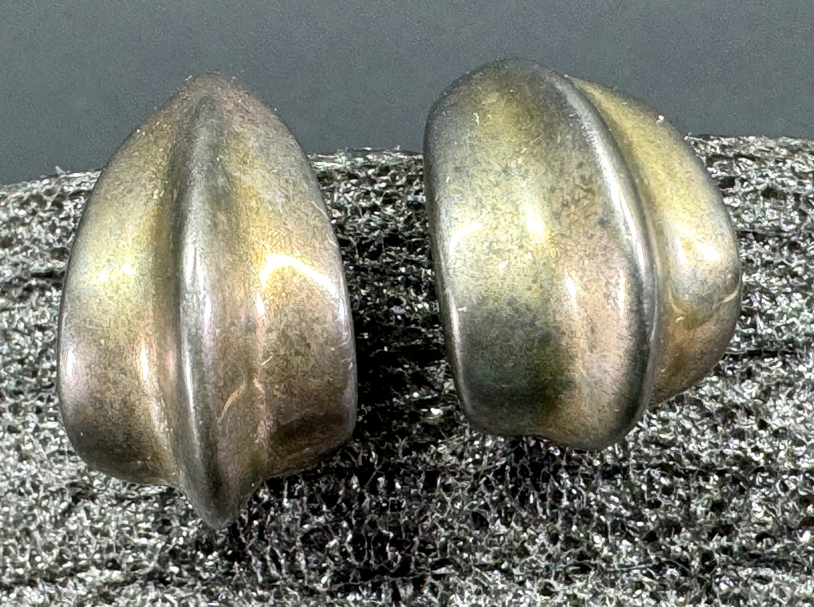 Vintage modernist sterling silver stud earrings.: Vintage modernist sterling silver stud earrings. Marked 925. For measures please refer to the pictures taken with a measuring tape. Weight: 5.75 Grams. This is a NO RESERVE AUCTION: there are no hidde