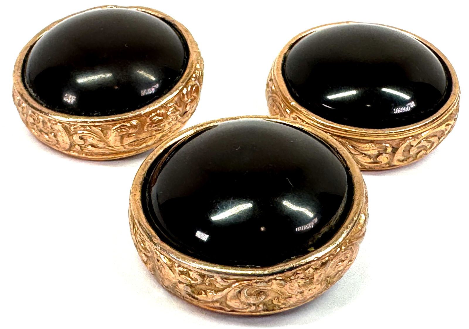 Vintage galalith cab set in goldtone metal decorated with scrolls shank buttons.: Vintage dark brown galalith cab set in goldtone metal decorated with scrolls shank buttons. Lot of 3. For measures please refer to the pictures taken with a measuring tape. Weight: 41 Grams all. Galal
