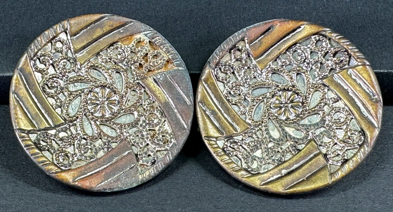Vintage Czech filigree silver and goldtone metal belt buckle.: Vintage Czech filigree silver and goldtone metal belt buckle. Marked Made in Czechoslovakia.. For measures please refer to the pictures taken with a measuring tape. Weight: 30 Grams. This is a NO RESE