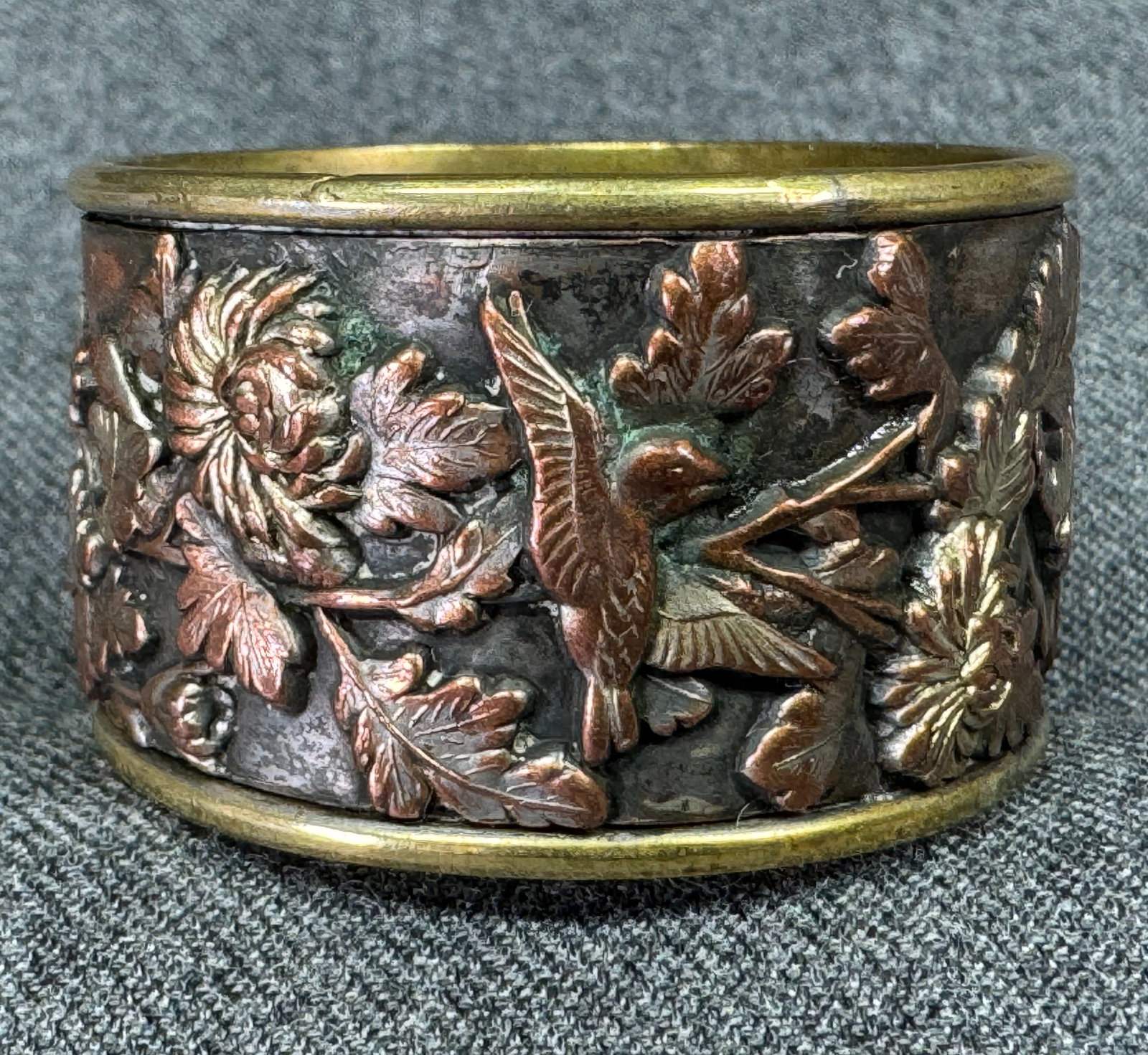 Vintage Japanese Shakudo birds & flowers mixed metal napkin ring.: Vintage Japanese Shakudo birds & flowers mixed metal napkin ring. Japanese inscription on monogram space. For measures please refer to the pictures taken with a measuring tape. Weight: 25 Grams. This 