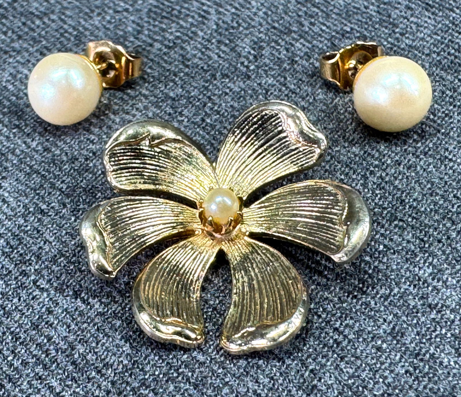 Vintage pearly bead goldtone flower pin brooch & Avon faux pearl stud earrings: Vintage pearly bead goldtone flower pin brooch & Avon faux pearl stud earrings. The brooch is unmarked and the earrings are marked. For measures please refer to the pictures taken with a measuring tap