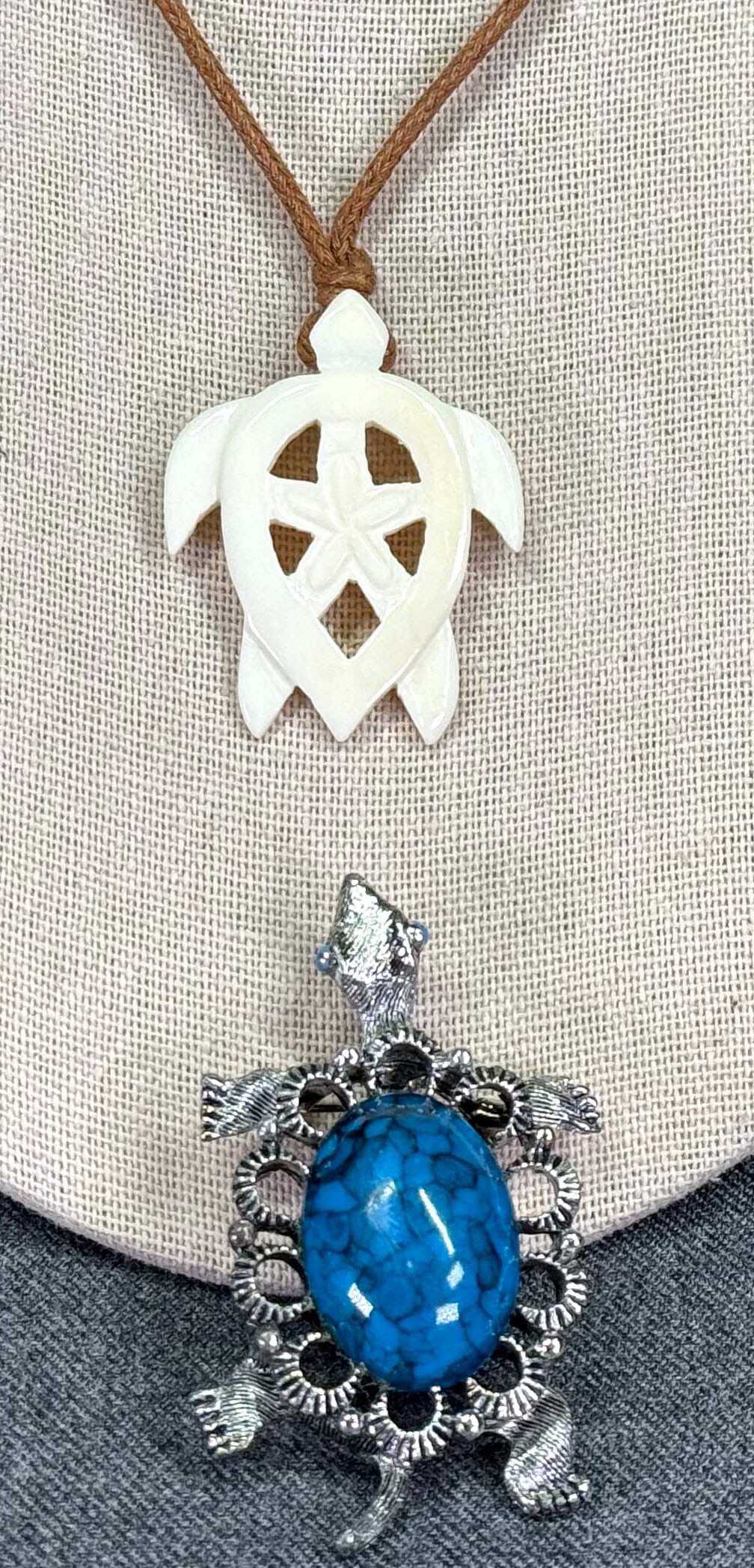 Vintage turtle Gerrys Southwesten style turquoise plastic silvertone brooch & Hawaiian bone necklace: Vintage turtle lot: Gerrys Southwesten style turquoise plastic silvertone brooch & Hawaiian carved bone with adjustable rope strap necklace. Brooch is marked. For measures please refer to the pictures