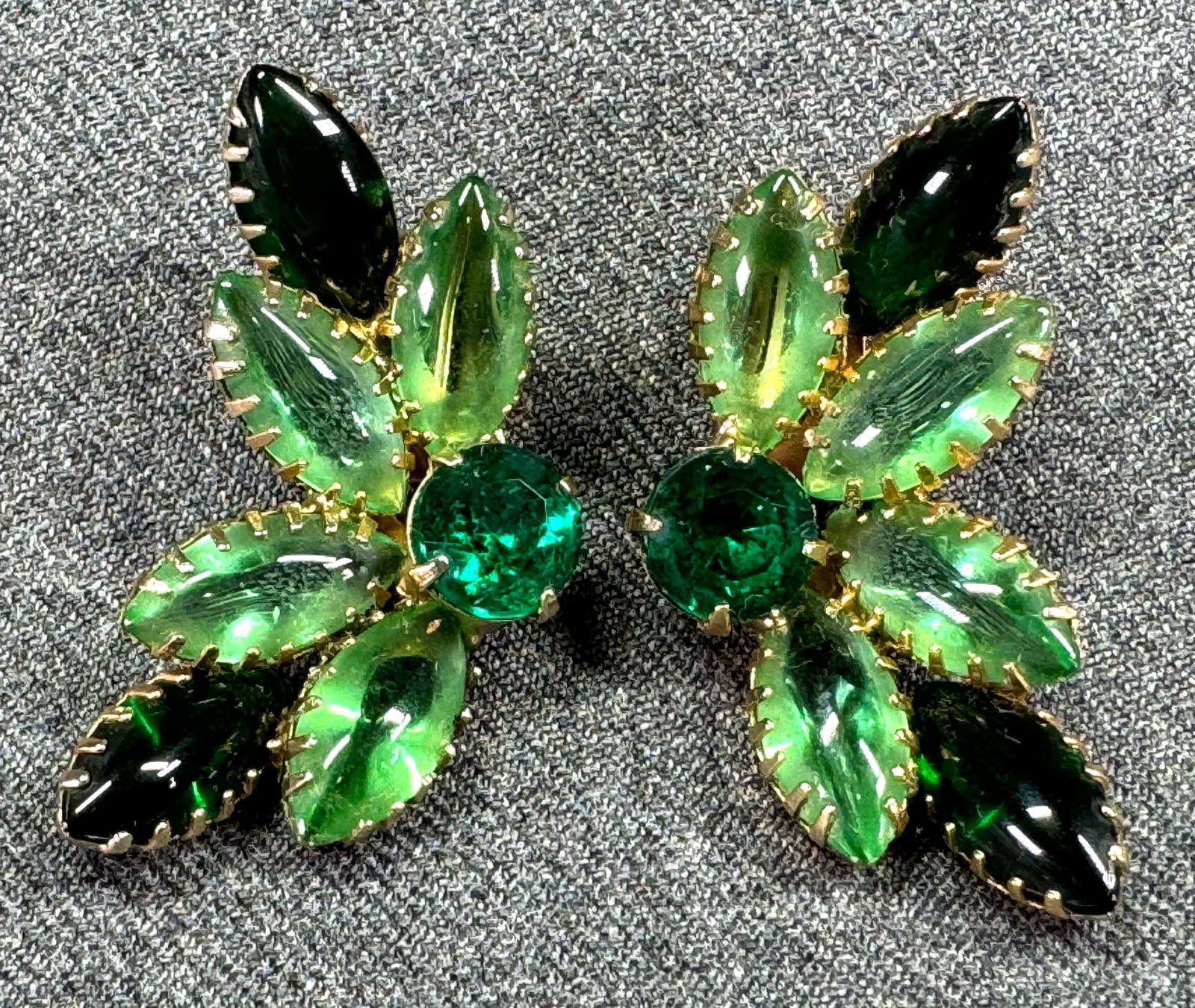 Vintage open back greenish crystals & glass goldtone metal clip earrings (1 of 7)