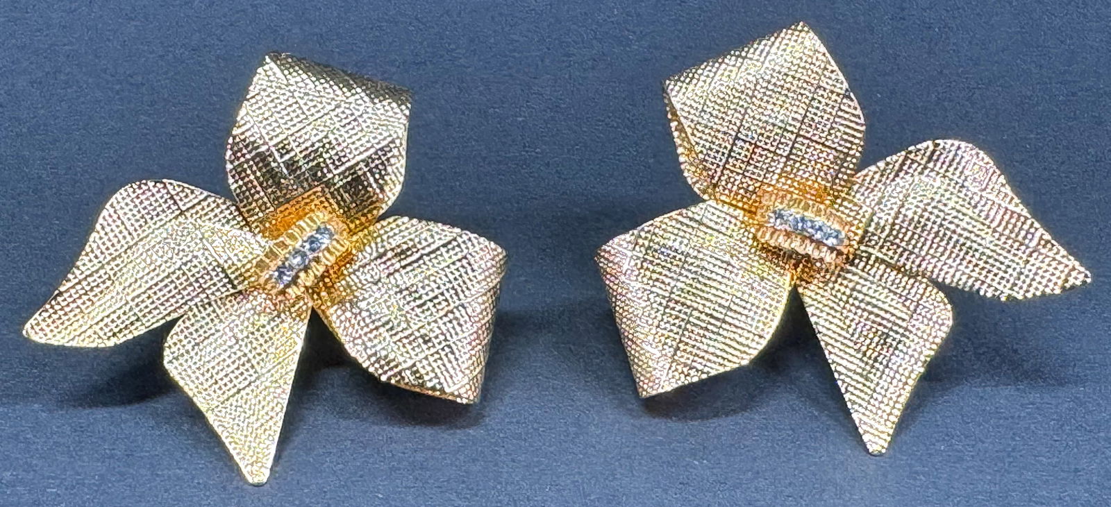 Signed clear rhinestones goldtone metal flower stud earrings.: Signed clear rhinestones goldtone metal flower stud earrings. Marked. Unidentified signature. For measures please refer to the pictures taken with a measuring tape. Weight: 5 Grams. This is a NO RESER