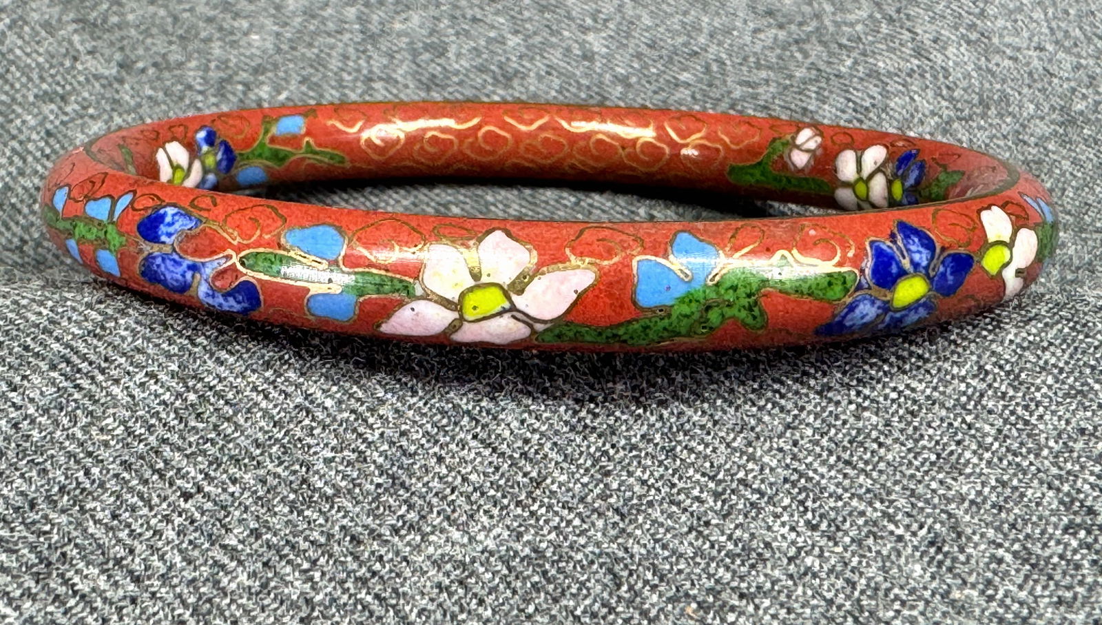 Vintage Chinese cloisonne enamel flowers & leaves bracelet bangle: Vintage Chinese cloisonne enamel flowers & leaves bracelet bangle. Unmarked. For measures please refer to the pictures taken with a measuring tape. Weight: 25 Grams This is a NO RESERVE AUCTION: there