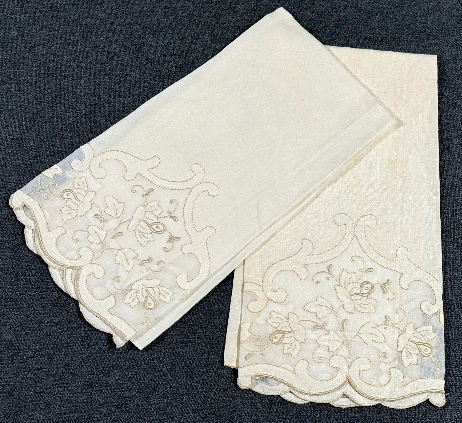 Vintage embroidery flower & leaves lace linen towel. Lot for 2 (1 of 12)