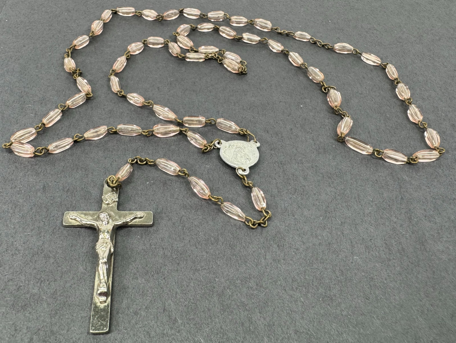Vintage Our Lady of Fatima Jesus Sacred Heart silvertone metal rose glass beaded Rosary. Unmarked.: Vintage Our Lady of Fatima Jesus Sacred Heart silvertone metal rose glass beaded Rosary. Unmarked. Medal is made in aluminum, and the crucifix is plated. For measures please refer to the pictures take