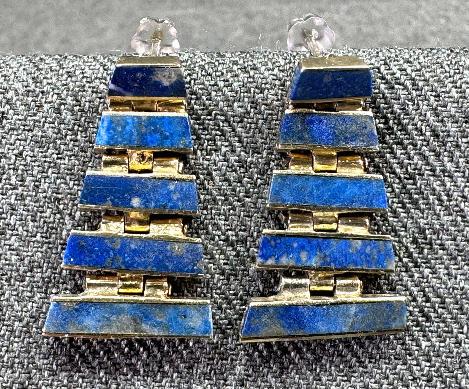Vintage egyptian revival lapis inlay sterling silver linked tapered pyramid design stud earrings: Vintage egyptian revival lapis inlay sterling silver linked tapered pyramid design stud earrings. Marked 925. For measures please refer to the pictures taken with a measuring tape. Weight: 7.14 Grams.