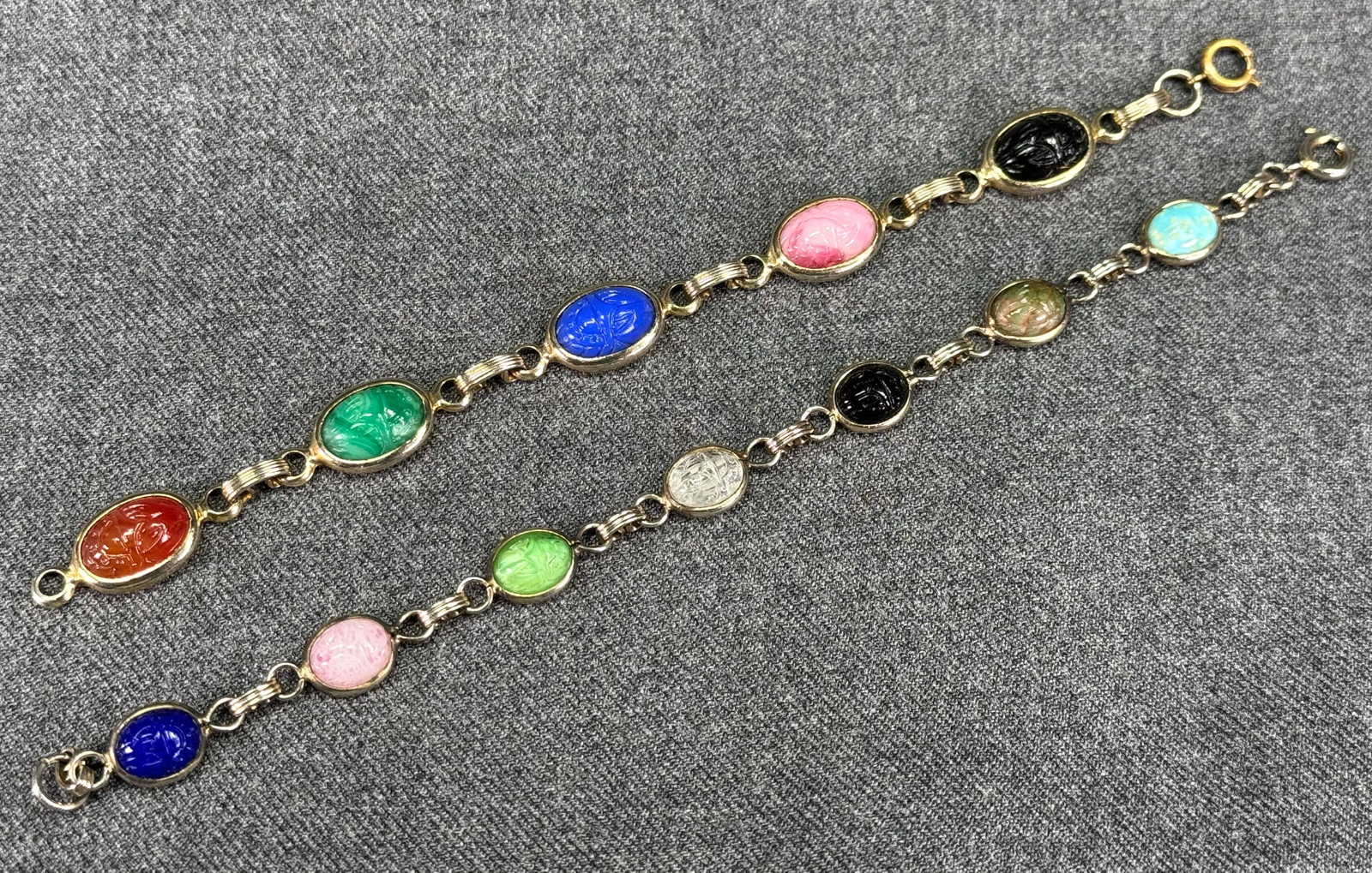 Vintage egyptian revival assorted color glass scarabs goldtone bracelets: Vintage egyptian revival assorted color glass scarabs goldtone bracelets . Unmarked. For measures please refer to the pictures taken with a measuring tape. Weight: 20 Grams. This is a NO RESERVE AUCTI