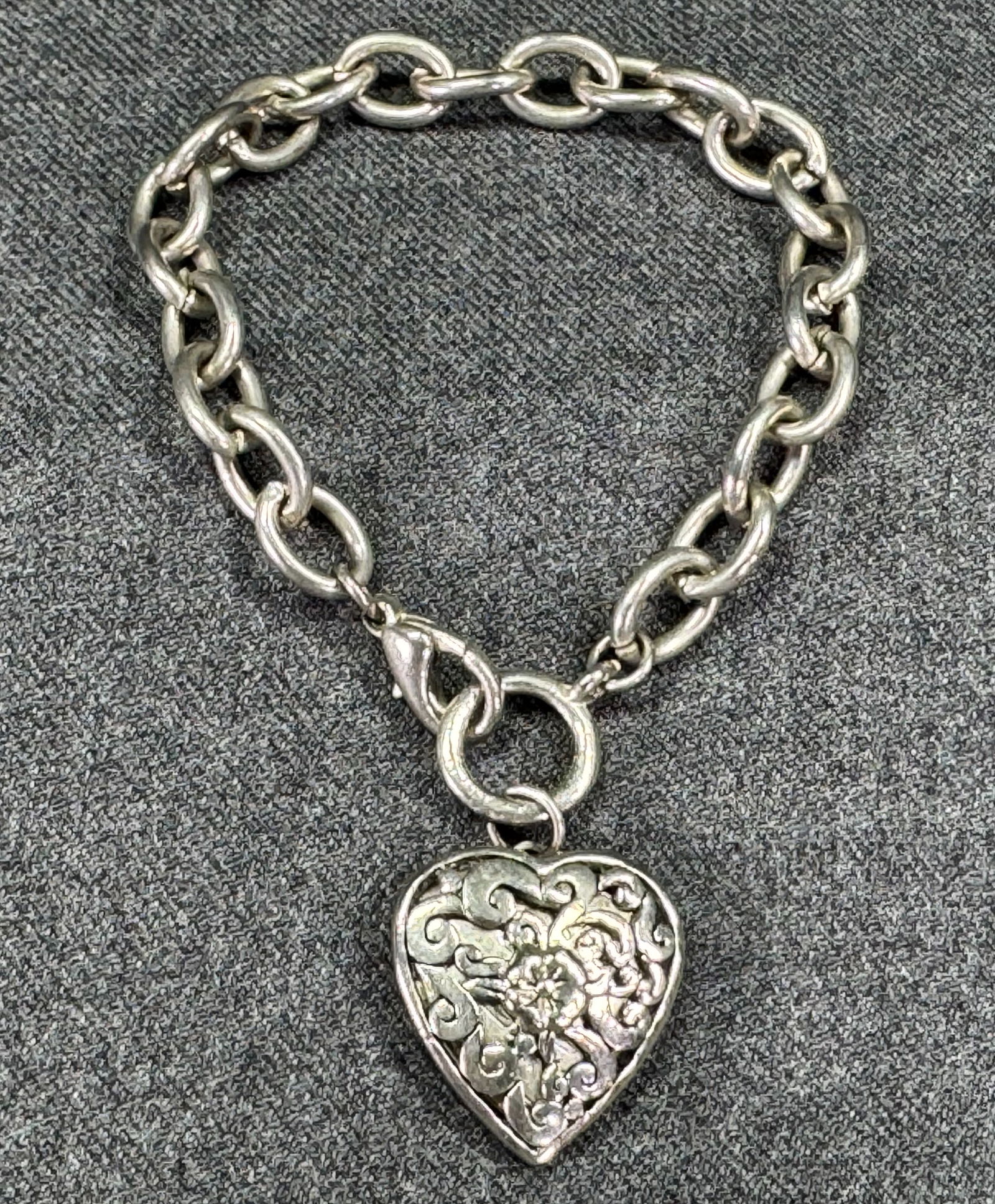 Vintage silvertone heart shaped locket charm dangle chain bracelet (1 of 9)