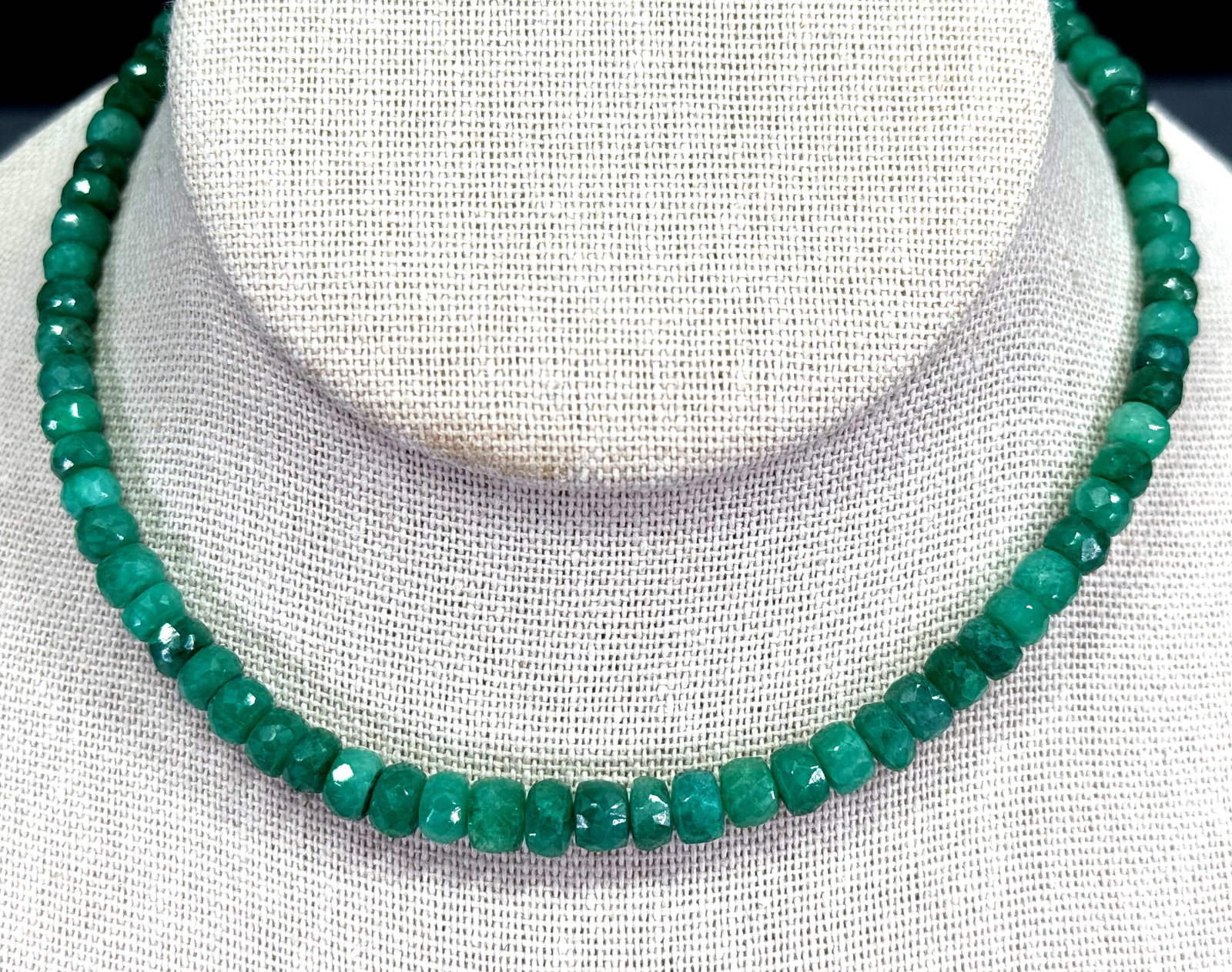 QJ magnetic sterling clasp rondelle emerald beads necklace: QJ magnetic sterling clasp rondelle emerald beads necklace . Marked 925 QJ India on clasp. For measures please refer to the pictures taken with a measuring tape. Weight: 20 Grams. This is a NO RESERVE