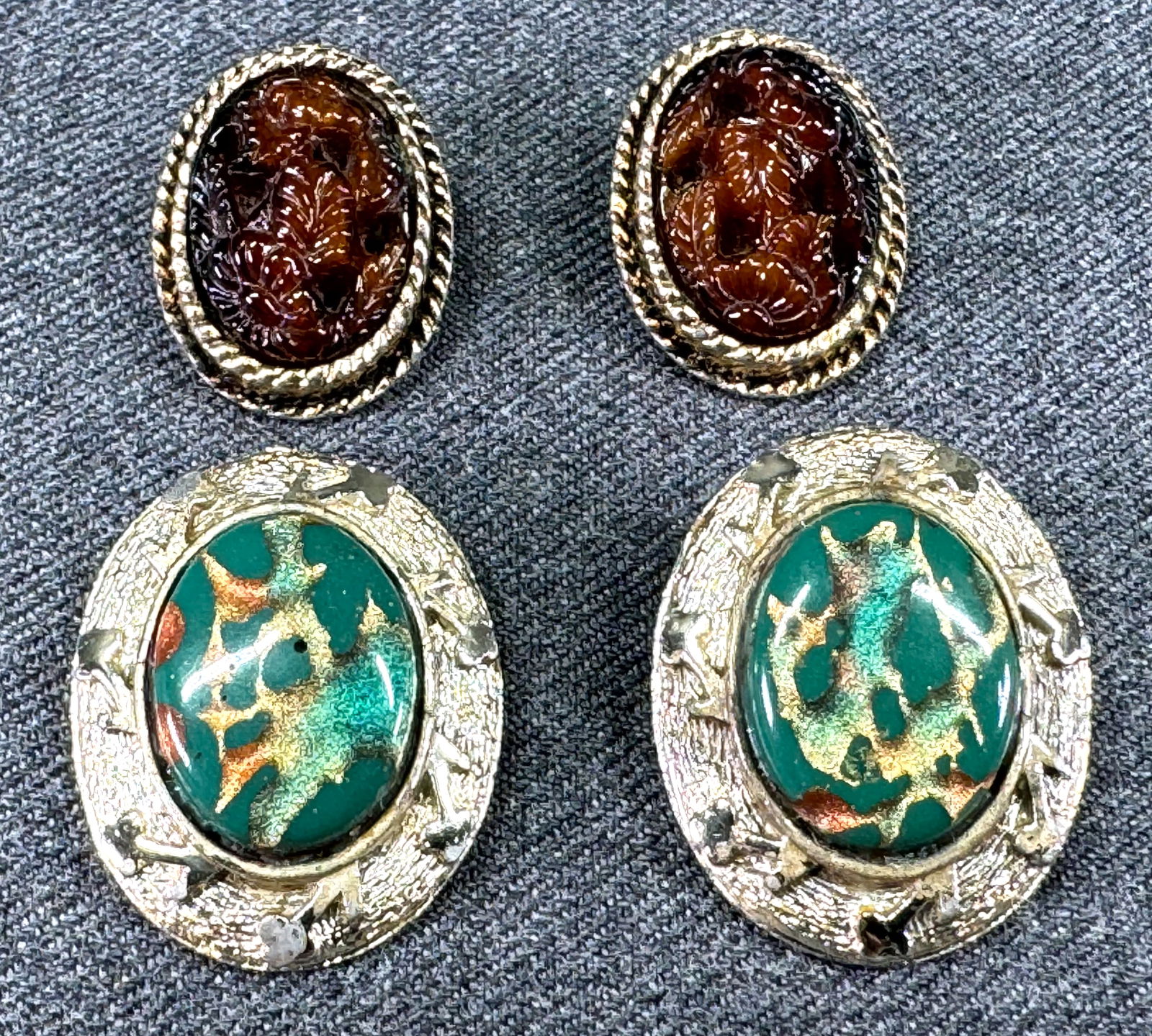 Vintage Coro green confetti silvertone & unbranded brown peking glass goldtone metal clip earrings.: Vintage Coro green confetti silvertone & unbranded brown peking glass goldtone metal clip earrings. The Coro ones are marked. For measures please refer to the pictures taken with a measuring tape. Wei