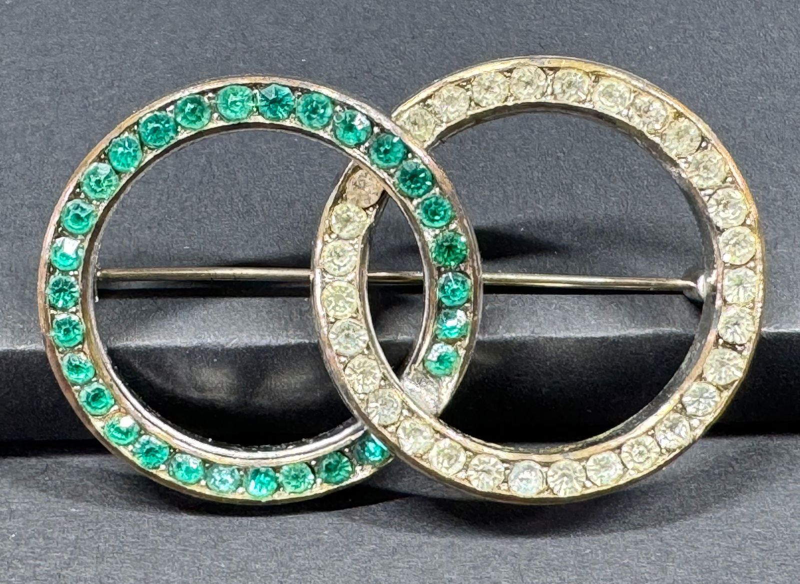 Vintage Czech clear & green crystals pot metal interlocking rings pin brooch. (1 of 8)