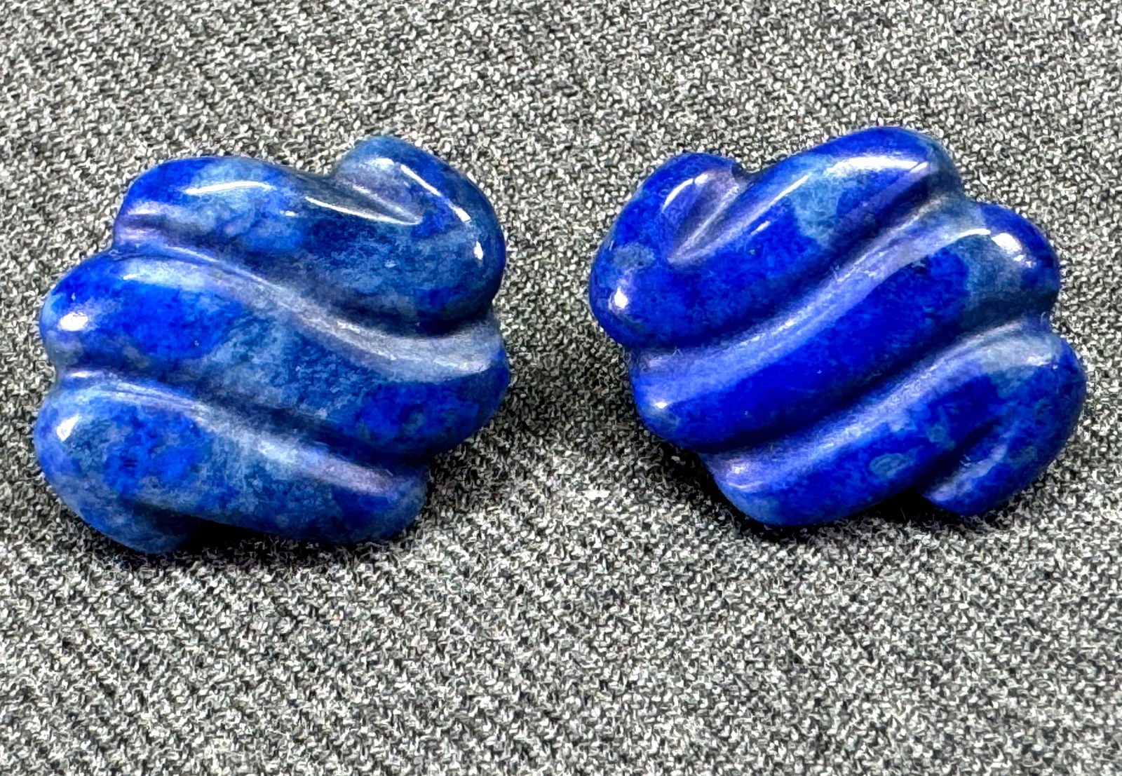 Unused carved wavy strips lapis stud earrings: Unused carved wavy strips lapis stud earrings. Unmarked. For measures please refer to the pictures taken with a measuring tape. Weight: 9 Grams. This is a NO RESERVE AUCTION: there are no hidden or co