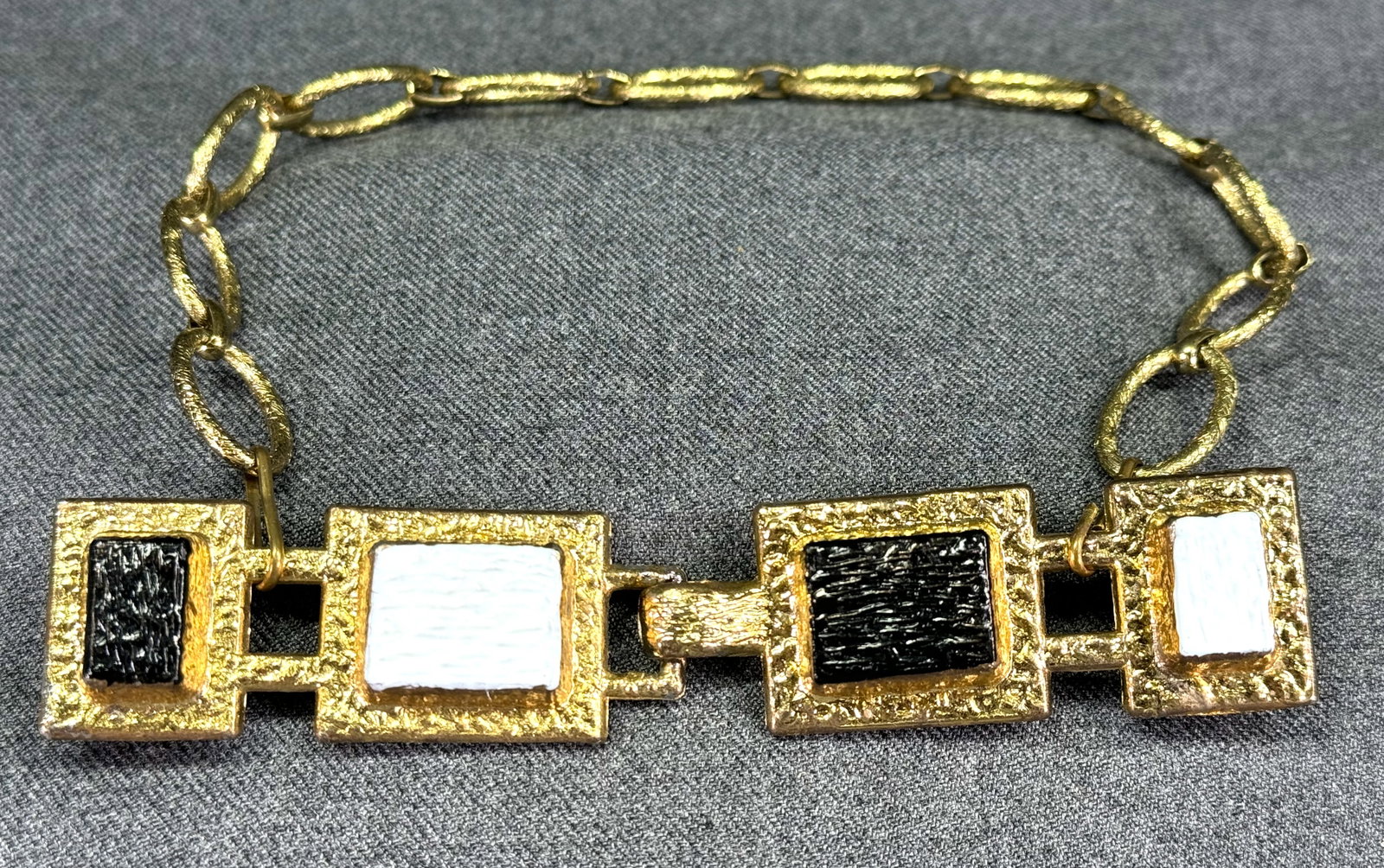 Vintage 70s black & white enamel goldtone metal belt buckle with detachable dangling chain: Vintage 70s black & white enamel goldtone metal belt buckle with detachable dangling chain. Unmarked. For measures please refer to the pictures taken with a measuring tape. Weight: 70 Grams. This is a