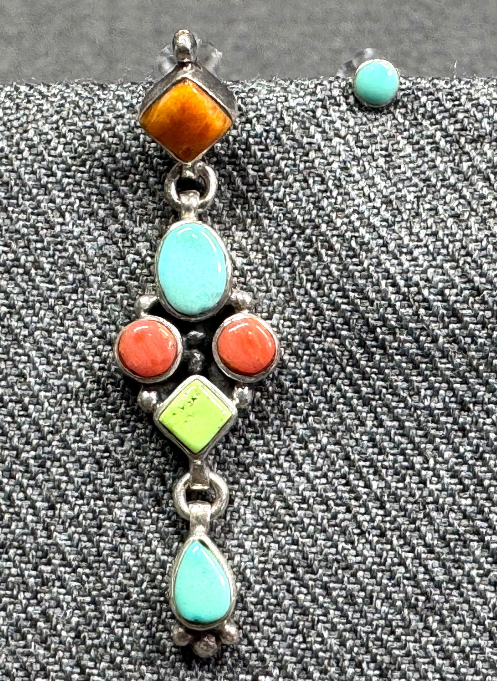 Vintage native american style glass & stabilized stones sterling silver stud earrings: Vintage native american style glass & stabilized stones sterling silver stud earrings.The chandelier is marked 925 For measures please refer to the pictures taken with a measuring tape. Weight: 3.68 G