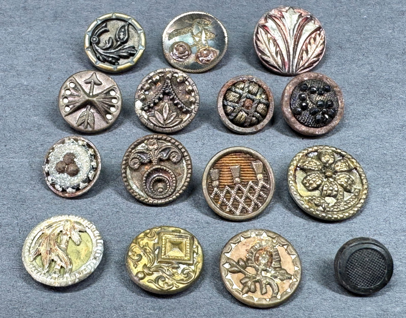 Antique victorian Edwardian some picture sewing buttons. Lot of 15: Antique victorian Edwardian some picture sewing buttons. Lot of 15. For measures please refer to the pictures taken with a measuring tape. Weight:15. This is a NO RESERVE AUCTION: there are no hidden 